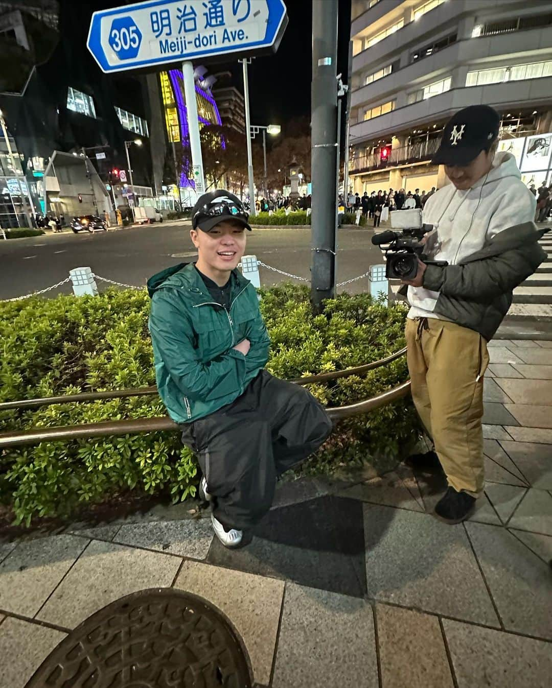 那須川梨々さんのインスタグラム写真 - (那須川梨々Instagram)「☺︎  久々の散財day💸🩷 欲しかった物も買えてハッピー🫶🏻🫶🏻🫶🏻  至る所にクリスマスの装飾が🙈🎄🎅 楽しみだね〜⭐️ もっと寒くなるから体調気をつけないとっ  たまたま天心に会いました笑 私が休みの日にお店きて…連絡して？って言ったら運命だからとかよくわかんないこと言ってました😂また来てね🩷  今日はホワイトコーデに差し色オレンジ🍊 たまにはいいねっ🤍🧡🤍🧡  #おりりの休日 #休日 #休日の過ごし方 #休日コーデ #コーデ #ootd #明治神宮前 #原宿 #渋谷 #おやすみ #お出かけ #お出かけコーデ #散財 #散財💸 #買い物 #買い物day #afterbase #blackeyepatch #supreme #laguagem #xlarge #ストリート #ストリートファッション #ストリートコーデ #ストリート系女子 #那須川天心 #ランチ #ホワイトコーデ」11月28日 21時41分 - riri_0710