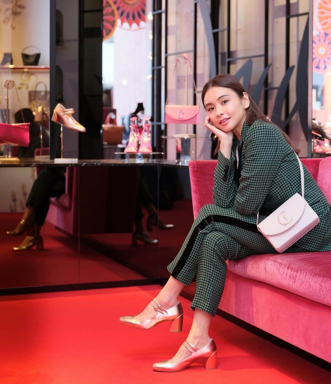 滝沢眞規子のインスタグラム：「めぐりめぐって　@louboutinworld レッドソールが新鮮に感じています♥️ かつてはルブタンのほとんどを持っていたのではないかというほどw 時代はめぐってちらりと見えるレッドソールの存在感とモード感がやっぱりいいな、って思います❤️ この日は履きやすい5.5センチヒールのMiss Jane👠 足が美しく見える甲のデザインやブロックヒールのカーブがルブタンならではの美しさ❤️ 同系色のヌーディーなピンクの新作バッグで合わせみました✨ 昔から変わらぬデザインとトレンドのもの、両方が揃っている美しい店内です❤️ @louboutinworld  #louboutinworld  #PR」