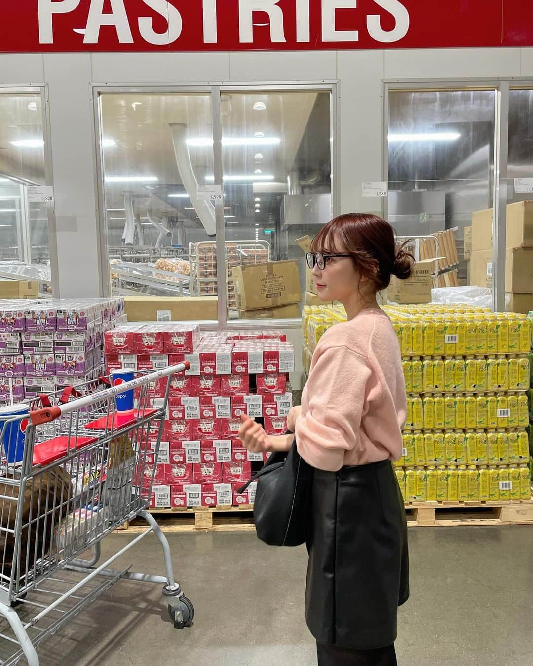 ムサシさんのインスタグラム写真 - (ムサシInstagram)「Costco🛒 ⁡ ご質問いただいてた ピンクニットはUNIQLOです!🩰 ⁡ ⁡ #outfit #ootd #knit #uniqlo #coat #ユニクロ #ユニクロ購入品 #ニット」11月28日 21時42分 - ___musashi.___