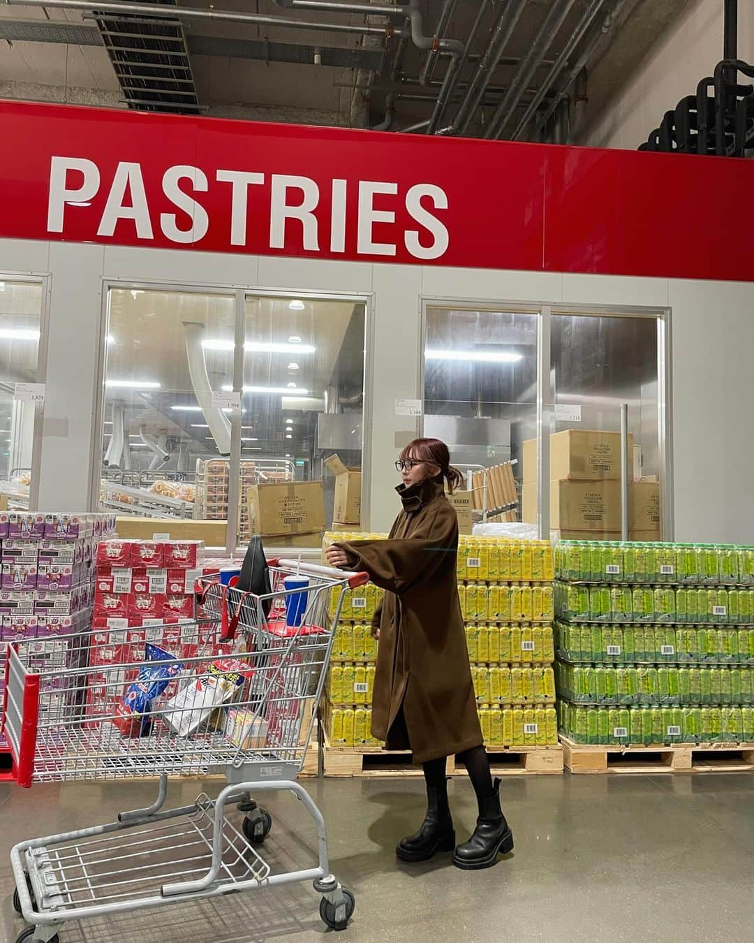 ムサシさんのインスタグラム写真 - (ムサシInstagram)「Costco🛒 ⁡ ご質問いただいてた ピンクニットはUNIQLOです!🩰 ⁡ ⁡ #outfit #ootd #knit #uniqlo #coat #ユニクロ #ユニクロ購入品 #ニット」11月28日 21時42分 - ___musashi.___