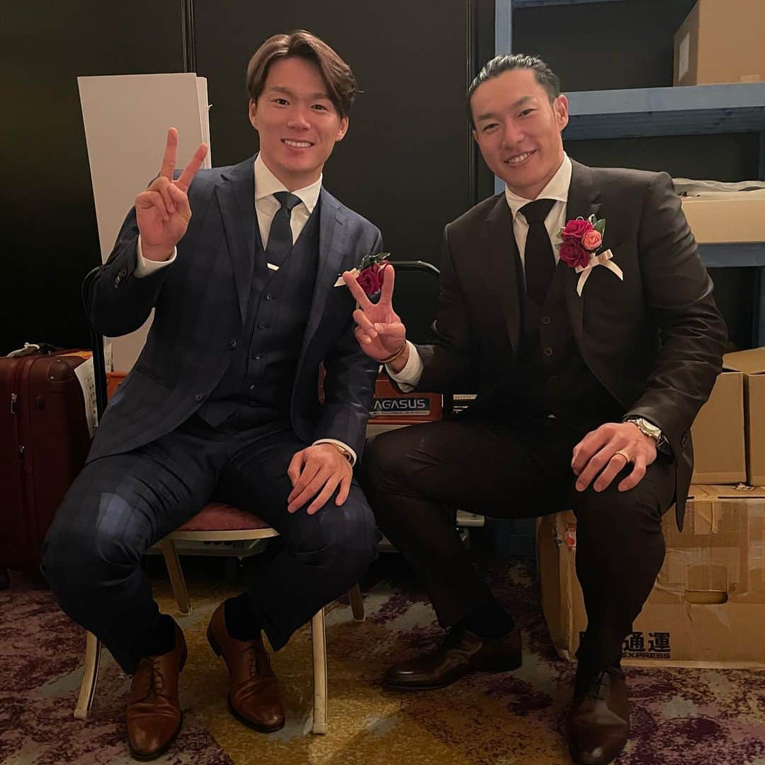 福岡ソフトバンクホークスのインスタグラム：「#npbawards2023 #柳田悠岐 #山本由伸 投手 #オリックスバファローズ #椅子で格差 #って入れといて #2023年11月28日 #softbankhawks #ホークス #sbhawks」