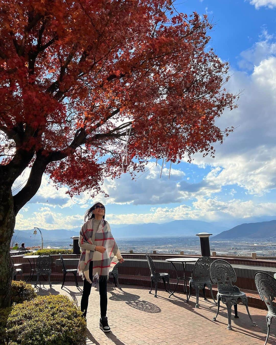 前田典子さんのインスタグラム写真 - (前田典子Instagram)「#紅葉🍁きれいでした🧡 #勝沼ぶどうの丘 に寄ってきたよ 見晴らしが良かった👍 愛の鐘は鳴らさずに🔔 パントマイムをする @aquilano_hibino さん🤣  干し柿🧡が並んできれい  前日は #諏訪大社 にお参りしてから⛩️ #蓼科　の温泉♨️ へ  ハジとアッコは 20代からの仲良し夫婦 友達夫婦と旅🚙 #50代60代夫婦 #マエノリ旅#前田典子#日比野玲 #モデル#model」11月28日 21時53分 - maenorichang