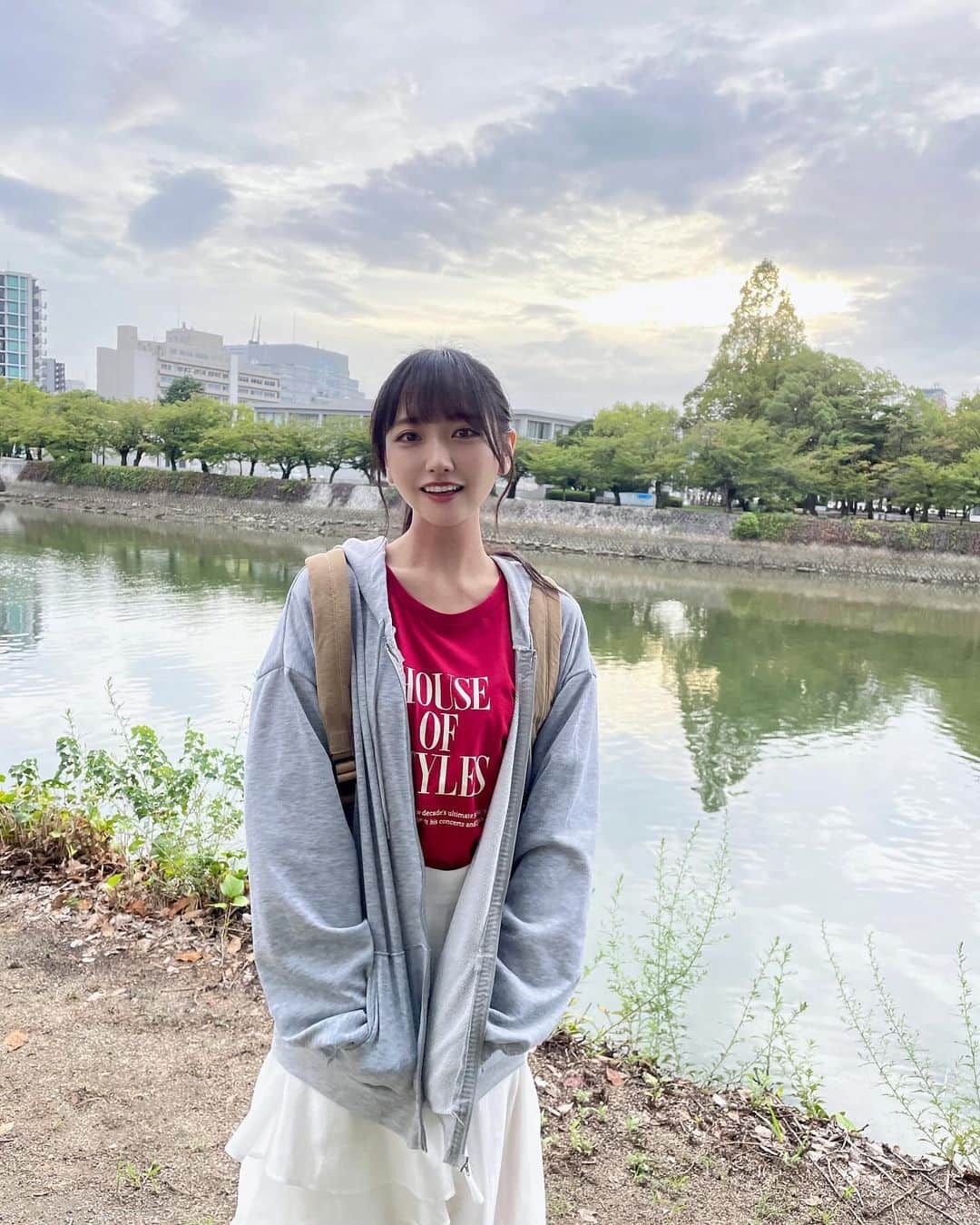 石田千穂さんのインスタグラム写真 - (石田千穂Instagram)「． 君は何を後悔するのか？ MV 私服風衣装オフショット ここ最近のMVの中で私服風の時は1番ナチュラルメイクでした！いつものぎゃんぎゃんなのを頑張って耐えました🥹笑」11月28日 21時47分 - chiho_ishida