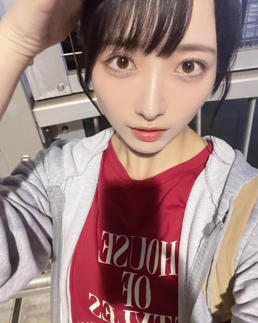 石田千穂さんのインスタグラム写真 - (石田千穂Instagram)「． 君は何を後悔するのか？ MV 私服風衣装オフショット ここ最近のMVの中で私服風の時は1番ナチュラルメイクでした！いつものぎゃんぎゃんなのを頑張って耐えました🥹笑」11月28日 21時47分 - chiho_ishida