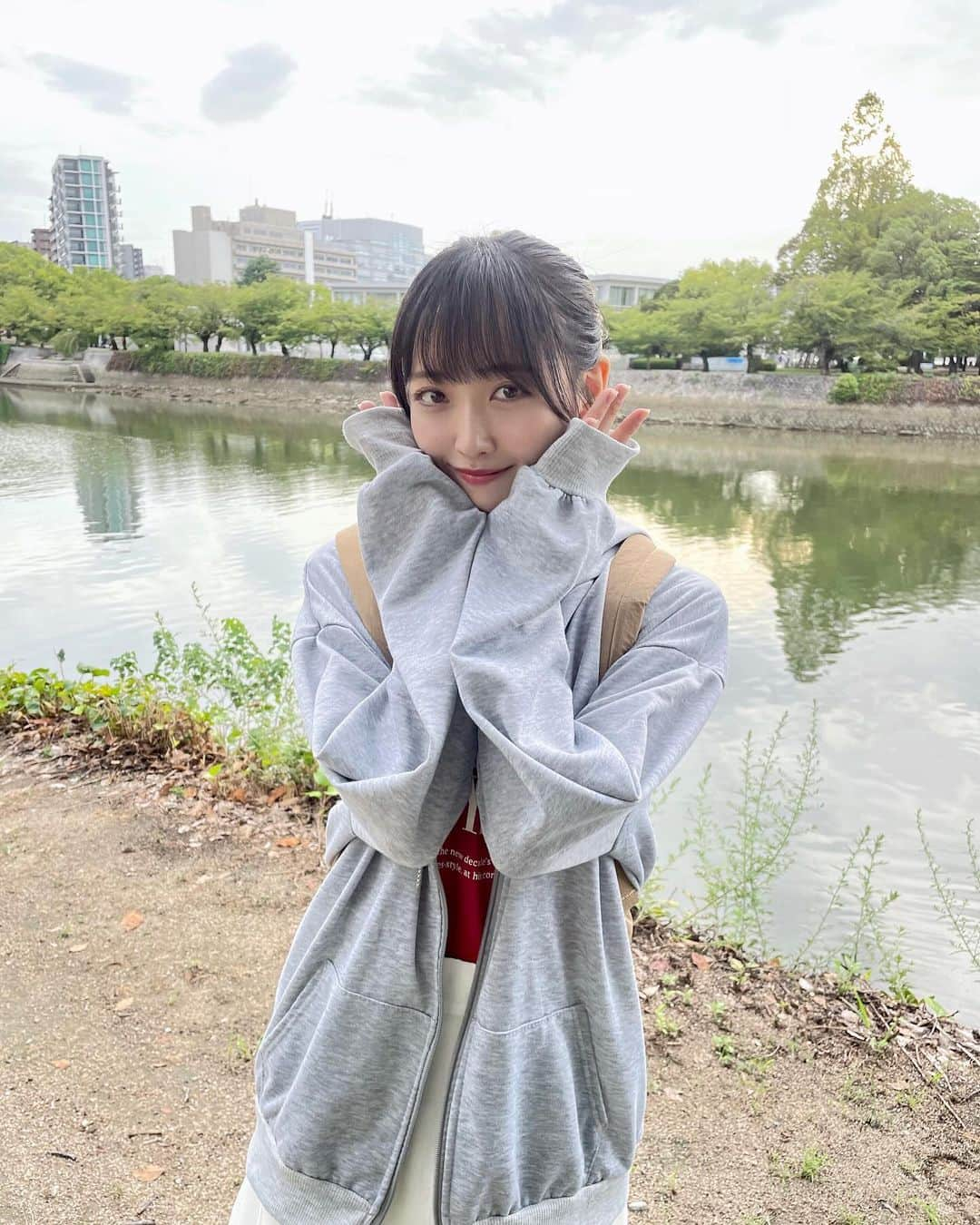 石田千穂さんのインスタグラム写真 - (石田千穂Instagram)「． 君は何を後悔するのか？ MV 私服風衣装オフショット ここ最近のMVの中で私服風の時は1番ナチュラルメイクでした！いつものぎゃんぎゃんなのを頑張って耐えました🥹笑」11月28日 21時47分 - chiho_ishida