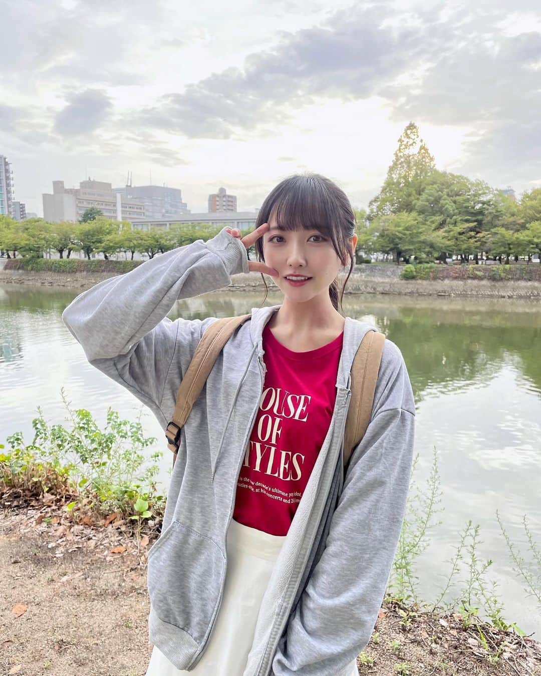 石田千穂のインスタグラム：「． 君は何を後悔するのか？ MV 私服風衣装オフショット ここ最近のMVの中で私服風の時は1番ナチュラルメイクでした！いつものぎゃんぎゃんなのを頑張って耐えました🥹笑」