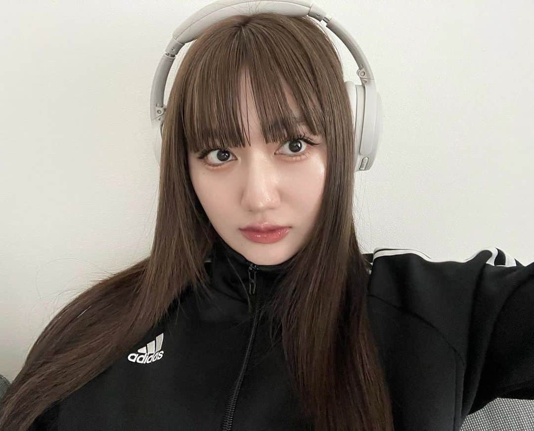 河崎みーなさんのインスタグラム写真 - (河崎みーなInstagram)「New hair🖤🎧  数年ぶりに髪の毛の色変えた!!オリーブベージュ🫒 可愛すぎん？...  これからまた色落ちしてくるのも楽しみ〜！！  エクステもまた付けてもらって最強可愛くなりました！天才ゆうかさんいつもありがとうございます🙇🏼‍♂️🖤  @yuu___kitty  . . .」11月28日 21時47分 - minakawasaki