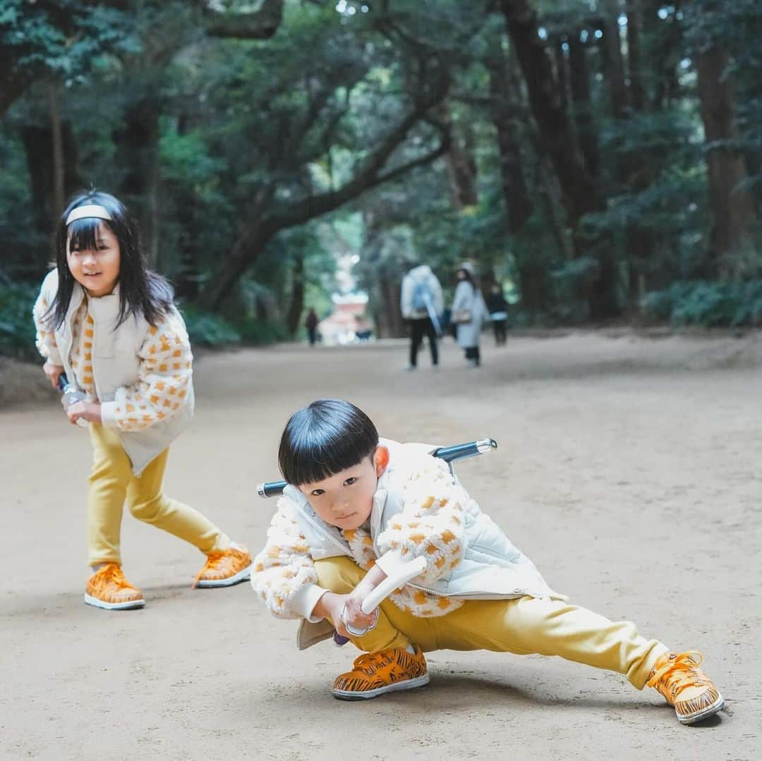 ゆずみつさんのインスタグラム写真 - (ゆずみつInstagram)「鹿島神宮に行ってきました。 とてもパワーを感じる場所でした。 みつとてるは木刀が欲しいと懇願していましたがプラスチックの忍者刀で許してもらいました。ママが紅葉狩りに行きたいとのことなのでもし関東でおすすめの紅葉あったら教えてください。  #ゆずみつ #てるたま #ゆずみつ #3姉弟 #おそろコーデ #家族コーデ #リンクコーデ #子どもの日常をもっと写真に」11月28日 21時50分 - 10siomi