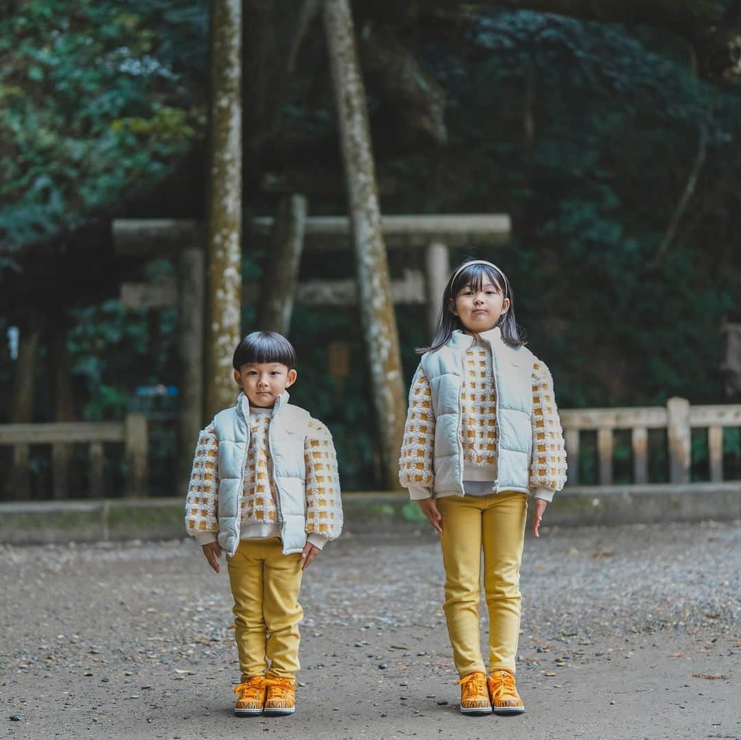 ゆずみつのインスタグラム：「鹿島神宮に行ってきました。 とてもパワーを感じる場所でした。 みつとてるは木刀が欲しいと懇願していましたがプラスチックの忍者刀で許してもらいました。ママが紅葉狩りに行きたいとのことなのでもし関東でおすすめの紅葉あったら教えてください。  #ゆずみつ #てるたま #ゆずみつ #3姉弟 #おそろコーデ #家族コーデ #リンクコーデ #子どもの日常をもっと写真に」