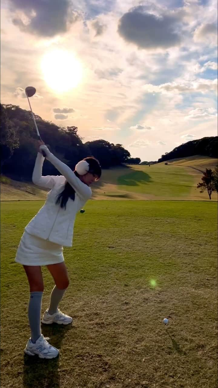 西村いちかのインスタグラム：「ボギーばっかだった昨日⛳️🧖 でもレギュラーティーからハーフベスト更新できた😋 行きの車でタガメの襲撃にあったことも今では良い思い出🧚  @celford_official のゴルフウェア褒められて嬉しかった☺️ ゴルフしやすかった✨  #romaro #taylormade #celfordgolf  #セルフォード  #ゴルフウェア #ゴルフ女子 #ゴルフ場 #ゴルフ女子 #ゴルフ男子 #サウナ女子 #サウナイキタイ #サウナハット #サウナグッズ #골프스윙 #골프패션 #골프웨어 #ゴルフスイング #スイング動画 #ゴルフ動画 #休日の過ごし方 #大人の休日」