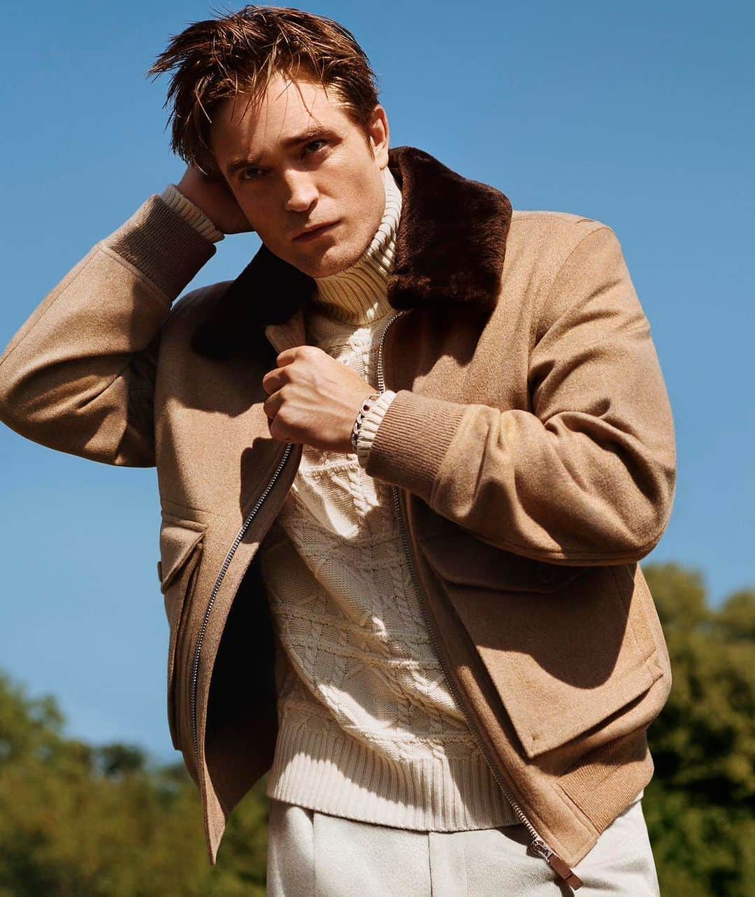 クリスチャンディオールのインスタグラム：「Dior Global Ambassador Robert Pattinson dons a bomber jacket from the new #DiorIcons capsule from #DiorSpring24 by @MrKimJones, crafted from beige cashmere with a removable collar. The handsome piece encapsulates the essence of the range, reconfiguring men's classics in sumptuous noble materials, the definition of discreet luxury.  © @AlasdairMcLellan」