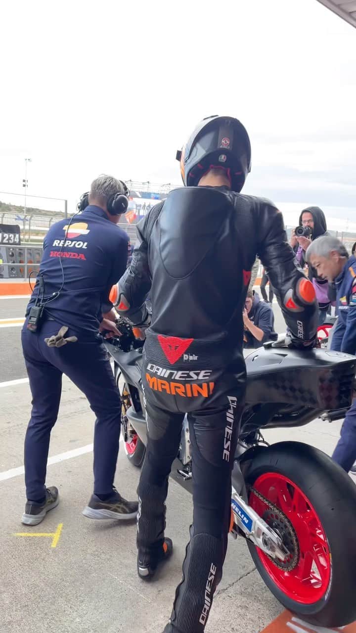 レプソル・ホンダのインスタグラム：「First outing as a Repsol Honda Team rider for @lucamarini10.   Welcome to HRC, Luca 🫡   #ValenciaGP 🇪🇸」