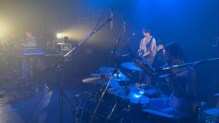 大澤実音穂のインスタグラム：「『ame_no_parade 10th Anniversary Tour〜Progress〜』  2023.11.27  恵比寿LIQUIDROOM、ありがとうございました！とても幸せな夜でした🦋聴いてくれている皆がいてくれるから、10年間やってこれたんだよな…としみじみと感じました。今回は久しぶりの場所にも行けたのですごく嬉しかったし、パワーをいっぱい貰えた…！また新たに1からやっていく気持ちで、これからも頑張っていこうと思ったツアーでした。ライブをもっと良くしていきたい！これからも雨のパレードについて来てもらえたら嬉しいです。今制作している新曲も早く聴いて欲しいな(小声)🐳🌐  そして追加公演で4年ぶりの台湾でのライブも決定しました。2024年1月18日 (木) @ The Wallです。やっと行ける〜楽しみにしていて下さい。🇹🇼  そして2024年2月2日(金)は初のBillboard Live Tokyoでの公演。こちらは安藤康平さん( @koheisax_melraw )にも参加してもらいます！特別なステージになると思うので、是非来て欲しいです。🦕  🩵🩵🩵」