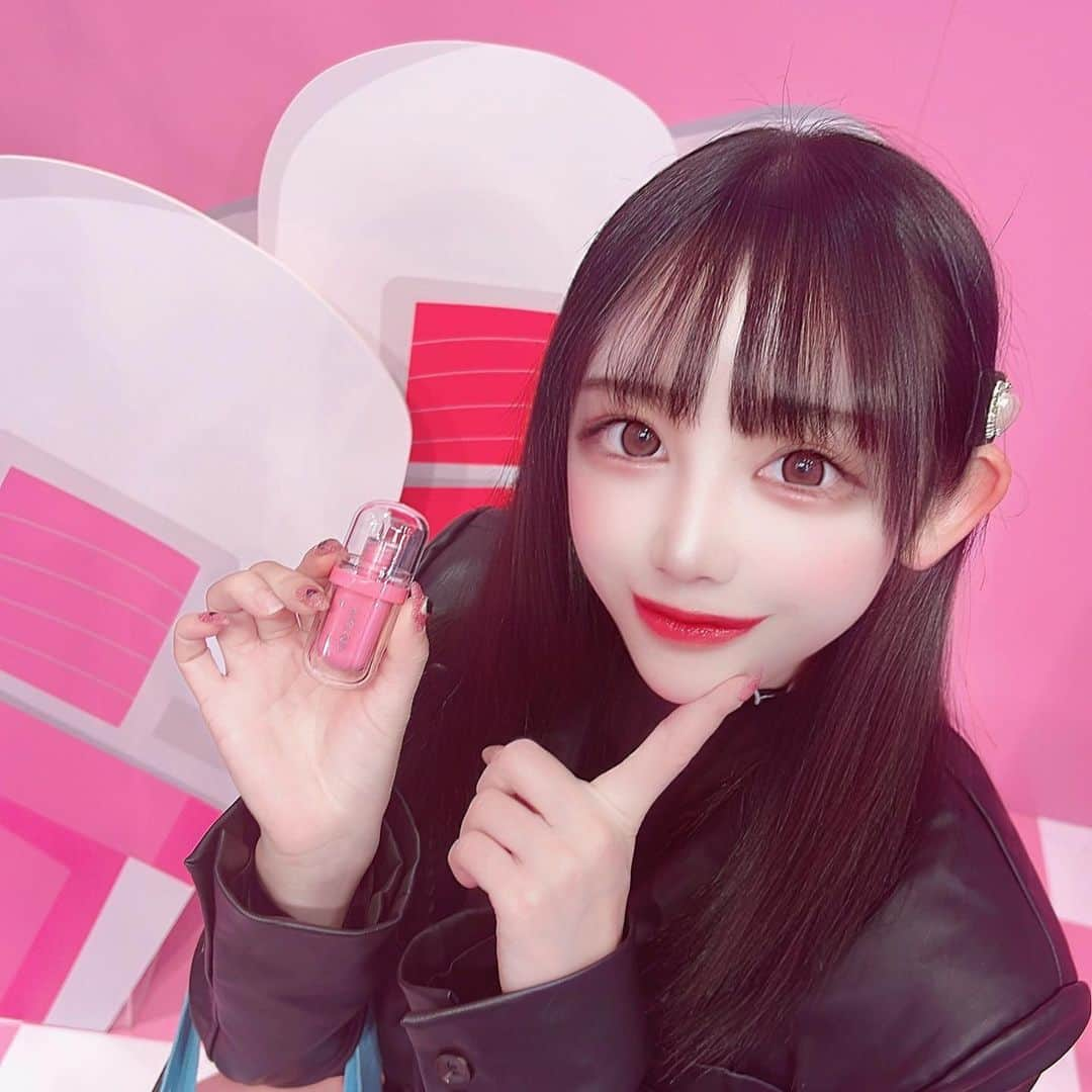 ちゃんもも◎のインスタグラム：「IVEのウォニョンちゃんがモデルを務めるコスメブランド「AMUSE」さんの日本向けローンチイベントに参加させていただきました💖 とても可愛くて、ティントの質、パッケージもタイプすぎました、、🫶✨ 桃子は日本限定カラーをGETしたよ☝️💕 #AMUSE #アミューズ #ビーガンメイク #ジェルフィットティント #PR」