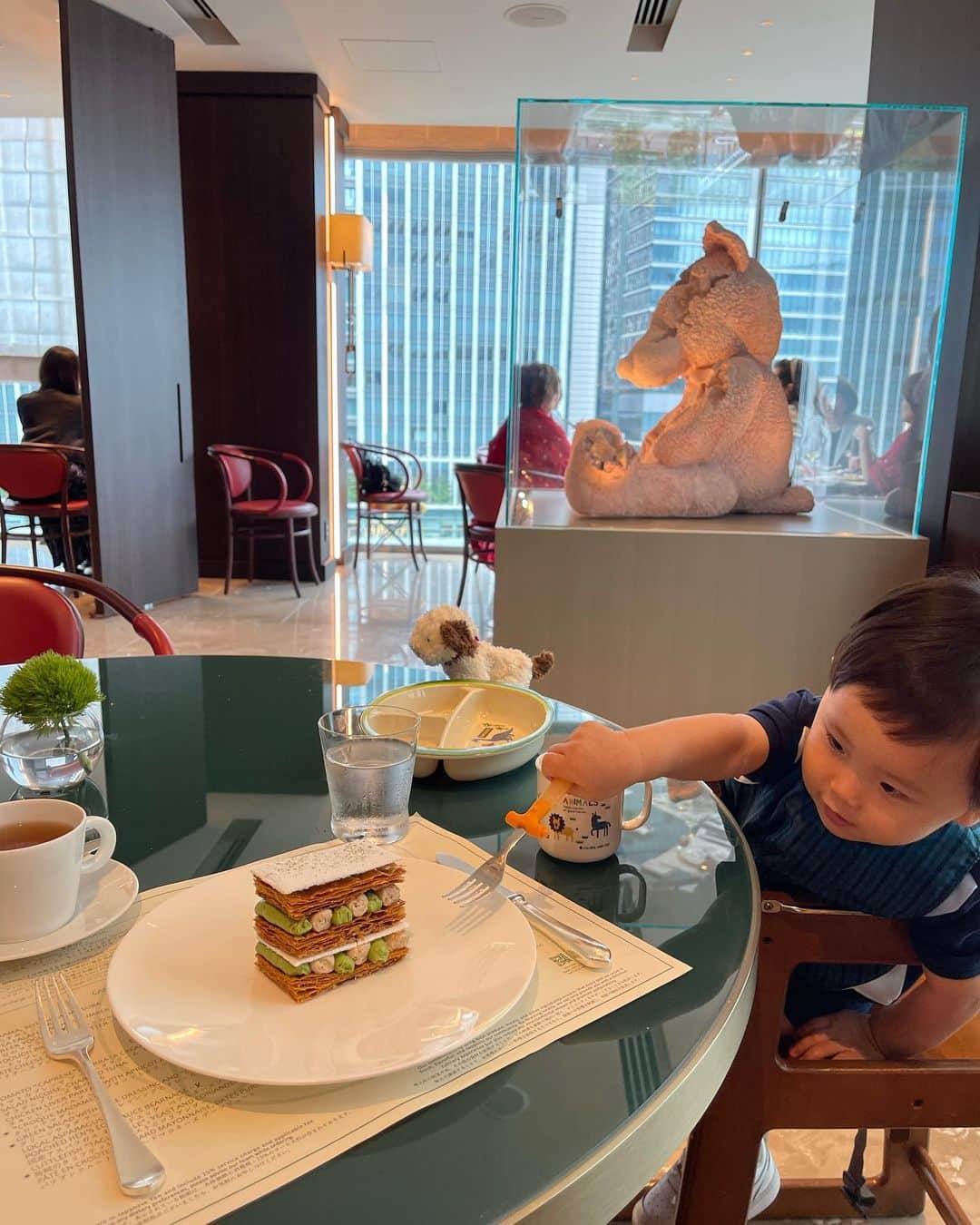 田中響子さんのインスタグラム写真 - (田中響子Instagram)「デザートにいただいた ミルフィーユが絶品で、、、🥺♡  が、私に似て甘党のこの人に 半分以上食べられてしまいました。 (お抹茶だから食べないと思ったのに)  大きめサイズなのだけど お値段3,000円とお高めなの。 贅沢な2歳児です🥺」11月28日 22時02分 - coco.golf