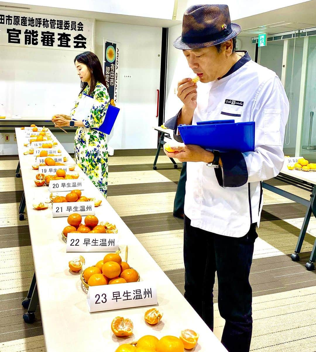 鎧塚俊彦さんのインスタグラム写真 - (鎧塚俊彦Instagram)「和歌山県有田市蜜柑官能審査委員長のお仕事で有田市へやって来ました😀✌️。 皆さん今年の有田みかんは凄いですよ。 夏の雨が少なかった為に小ぶりですが甘みが凝縮してとっても美味しいです❗️ YOROIZUKAでは12月に有田みかんのプティガトーやデザートが登場致しますので皆さんお楽しみに⤴️。 今から最終便で東京へ帰ります🛫 #toshiyoroizuka #鎧塚俊彦　#トシヨロイヅカ　#和歌山県有田市　#有田みかん　#ミカン」11月28日 21時58分 - toshiyoroizuka