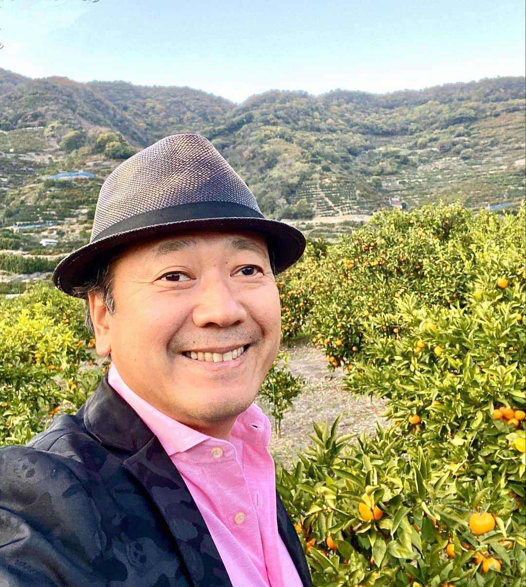 鎧塚俊彦のインスタグラム：「和歌山県有田市蜜柑官能審査委員長のお仕事で有田市へやって来ました😀✌️。 皆さん今年の有田みかんは凄いですよ。 夏の雨が少なかった為に小ぶりですが甘みが凝縮してとっても美味しいです❗️ YOROIZUKAでは12月に有田みかんのプティガトーやデザートが登場致しますので皆さんお楽しみに⤴️。 今から最終便で東京へ帰ります🛫 #toshiyoroizuka #鎧塚俊彦　#トシヨロイヅカ　#和歌山県有田市　#有田みかん　#ミカン」