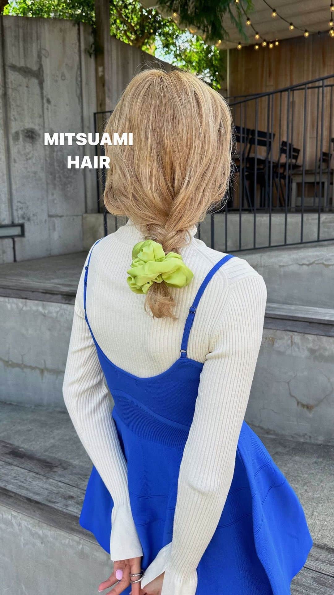岩渕加恵のインスタグラム：「🌈ルーズな三つ編みヘア💚 かわいいアレンジのお裾分け〜っ😚🫶🏻 今回は三つ編みバージョン！✨  シュシュをゴム代わりに使うのかわいっ💞💞💞  ※短くて出ちゃったサイドの髪はピンで軽〜くとめてね🫶🏻  #ヘアアレンジ #三つ編みヘア #ヘアアレンジ動画」