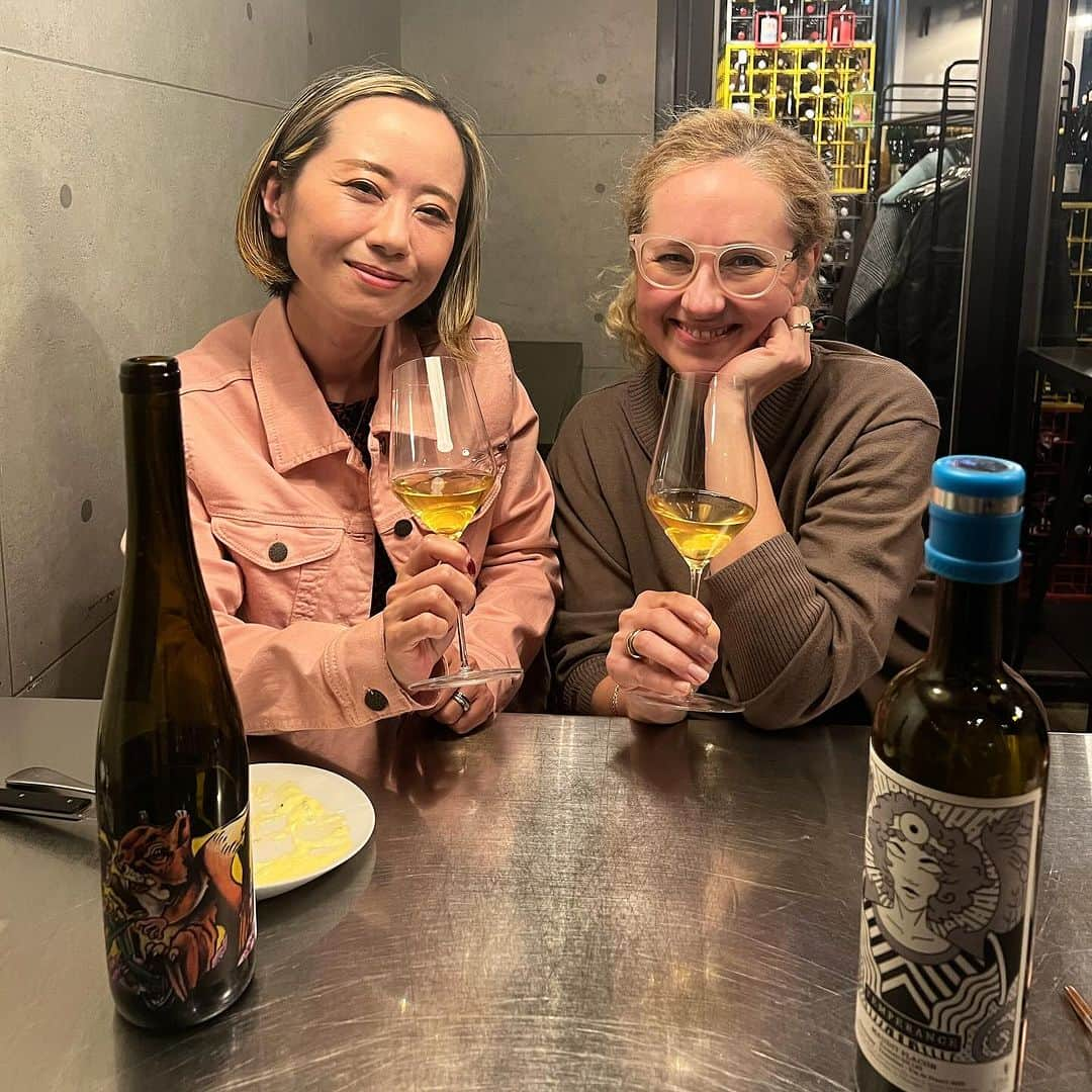 レイチェル・チャンのインスタグラム：「It was great to see Marta again, enjoying natural wine and great food🥂 Visiting Poland is on my wish list🇵🇱  久々にマルタと美味しいワインと楽しい語らいの時間🎵近い将来、ポーランドに遊びに行きたいな〜  マルタのご主人もわたしの夫も似た感じの自由なタイプで、とても盛り上がりました😀引き寄せの法則ですね。  #ナチュールワイン  #tokyo  #wine  #引き寄せ #引き寄せの法則 #エイブラハム #エイブラハムの教え」