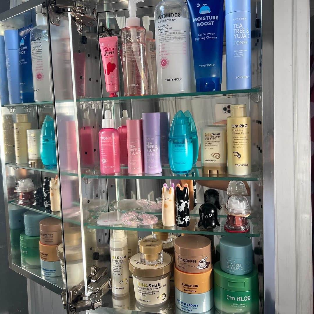 TONYMOLY USA Officialのインスタグラム：「Our shelfie post sale ✌🏻😎 Did you snag some goodies during our cyber sales? #xoxoTM #TONYMOLYnMe」