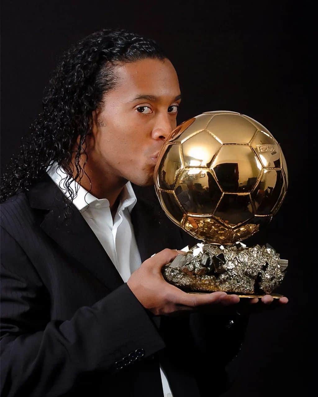 ロナウジーニョさんのインスタグラム写真 - (ロナウジーニョInstagram)「Ballon d'Or 2005 🏆 Sem palavras para descrever a emoção de receber este troféu...  Obrigado a todos que estiveram comigo nessa jornada e me ajudaram a tornar este sonho possível!!! Obrigado!!!!!!!!!!」11月28日 22時10分 - ronaldinho