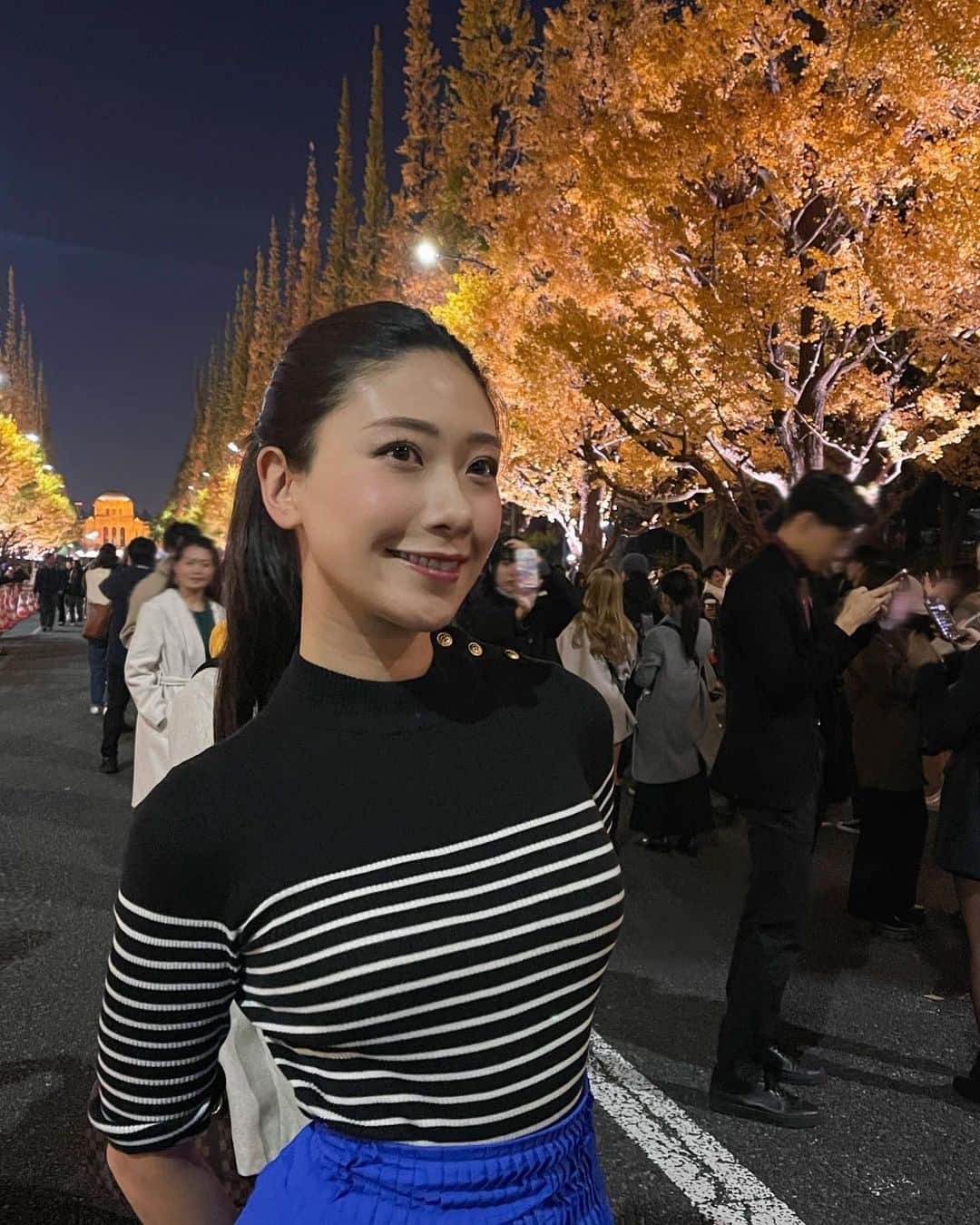 松田和佳のインスタグラム：「今日はちょっとだけ暖かい日でしたね！ 母と犬と一万歩目指してお散歩しました😚  #外苑前 #外苑前いちょう並木 #いちょう並木」