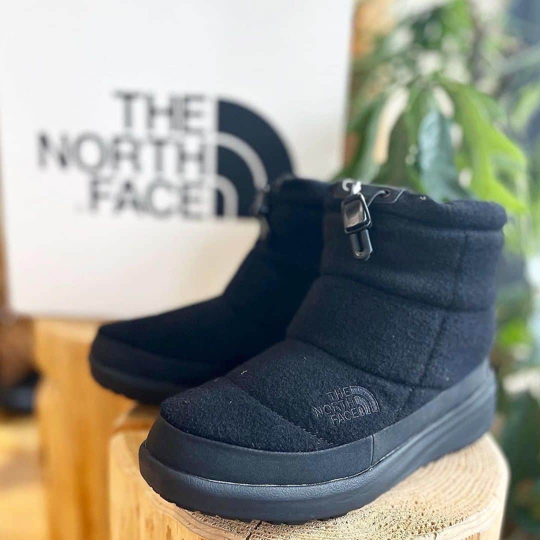 SUNDAY MOUNTAINさんのインスタグラム写真 - (SUNDAY MOUNTAINInstagram)「【THE NORTH FACE  ヌプシブーツシリーズ入荷♪】  今年のブーツの準備はお済みですか？ 防水ブーツの定番となったヌプシシリーズ men's、women's、kids共に入荷してます♪  北陸の冬には欠かせない 雪や雨に重宝する保温防水ウィンターブーツ。　 ダウンジャケットと同じ構造で保温加工されていて、そのため驚きの軽さを実現しているのが特徴◎ 中わたには、サーモライトを使用。  丈、素材様々入荷していますので是非店頭にてご覧下さいませ♪  #キャンプコーデ #northface #ヌプシブーツ #ブーツ #防寒ブーツ #防寒 #冬キャンプ #防寒  #防寒アイテム #travel #Camp #travel #witerfation」11月28日 22時02分 - sundaymountain