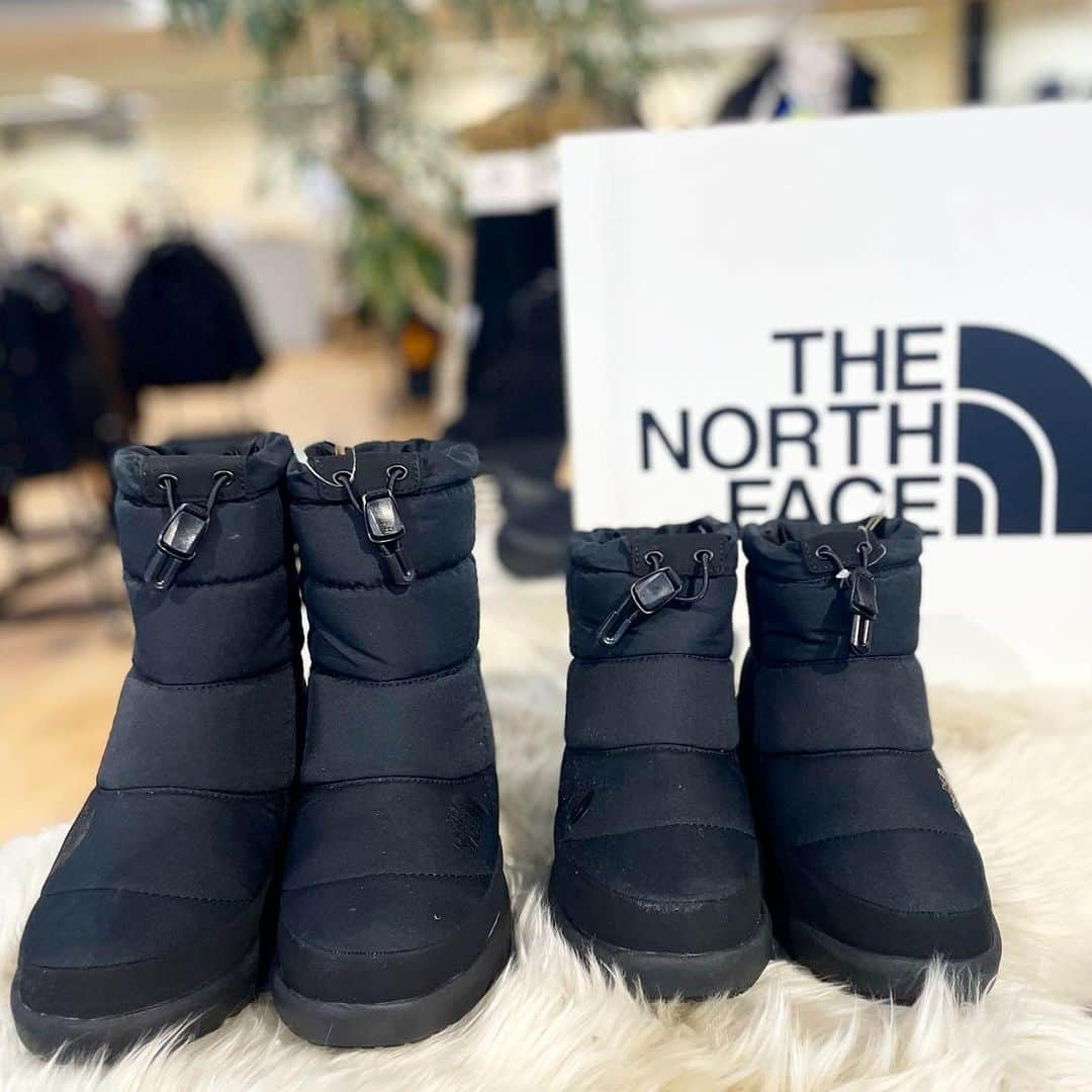 SUNDAY MOUNTAINさんのインスタグラム写真 - (SUNDAY MOUNTAINInstagram)「【THE NORTH FACE  ヌプシブーツシリーズ入荷♪】  今年のブーツの準備はお済みですか？ 防水ブーツの定番となったヌプシシリーズ men's、women's、kids共に入荷してます♪  北陸の冬には欠かせない 雪や雨に重宝する保温防水ウィンターブーツ。　 ダウンジャケットと同じ構造で保温加工されていて、そのため驚きの軽さを実現しているのが特徴◎ 中わたには、サーモライトを使用。  丈、素材様々入荷していますので是非店頭にてご覧下さいませ♪  #キャンプコーデ #northface #ヌプシブーツ #ブーツ #防寒ブーツ #防寒 #冬キャンプ #防寒  #防寒アイテム #travel #Camp #travel #witerfation」11月28日 22時02分 - sundaymountain