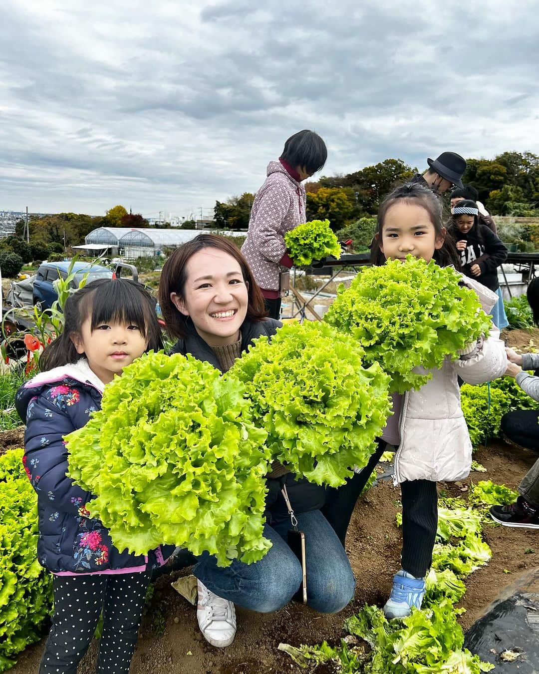 アレルギーナビゲーター 細川真奈 ❤のインスタグラム：「#アレルギーフレンドリーツアー in神奈川 開催いたしました🧑‍🌾✨  " いかす　めぐる　つながる。 be organic. " をテーマにオーガニックのお野菜生産・販売・学びを事業展開されている、 いかす平塚農場 @icas.sustainable.lifestyle の代表取締役 白土さんにご案内いただいた今回のツアー。  なんとも豪華で ⚫︎大根取り放題😳！（未だかつて聞いたことない！） ⚫︎巨大リーフレタス の収穫体験から、生産の知識まで… 本当に貴重な体験をさせていただきました。  乾燥野菜のご紹介・販売もあったのですが 中には胡瓜の乾燥野菜だなんて聞いたことも見たこともないものもあり…私も思わず購入させていただきました❣️  ランチは移動して、 白土さんにご紹介いただいた アッシュ×エム @hxmahiratsuka さんにて 小麦・卵・乳・ナッツ類不使用（それ以外の細やかなアレルゲンにも個別でご対応くださり感謝の気持ちでいっぱいです🥹）のフレンチのフルコースをご用意いただきました🍽️💕  フレンチですよ？！！！ しかもフルコースですよ？！！！  目の前に提供される見た目も華やかで手間暇かけられたメニューの数々に思わず主催者であることを忘れてしまいかけてしまう程の素晴らしさでした🥹💕 また、お子様がナイフとフォークを手に取り恐る恐る口にする様子。 食べた直後に目を輝かせている様子を見て思わず胸が熱くなったり…💓  食物アレルギーがあると外食はもちろん、 フレンチのフルコースは家族でも行くことがなかなか難しい中で、今回はもはやクリスマス前倒しのような素敵なアレルギーフレンドリーランチとなりました🌲✨  趣旨をお伝えした際に「むしろ燃えます！」と仰って下さり、ご家族みんなで楽しめるコース料理を…と、 お忙しい中何度もやり取りさせていただいたり、 この日の為にわざわざ米粉パンを何度も研究までしてくださったという幸野シェフ👨‍🍳✨ 感謝してもしきれません😣💕  皆さまのご協力のおかげで 無事、「アレルギーフレンドリーツアー」を開催することができました。  ☑︎オーガニックのお野菜の生産背景 ☑︎オーガニック且つ、採れたて新鮮なお野菜苦手なお子様ですら食べられちゃう不思議 ☑︎こんなに素晴らしい対応、美味しさ優しさのレストランがあるということ ☑︎アレルギーっ子の仲間が実は沢山いること そんな事が少しでも胸に留まると、何か少しでも勇気や前向きな力になりましたら幸いです＾＾  さて。 7月から全国5都市で開催してきたツアーも今月で最終回。  アレルギーフレンドリーオンラインツアー🧑‍🌾✨ 日時：11/30（木）20:00〜21:00  ゲスト講師：いかす農場 白土代表 @icas.sustainable.lifestyle   詳細・お申込みはコチラから ↓ https://r0don.hp.peraichi.com/  参加費：無料  オーガニック野菜の生産に興味のある方、 アレルギーに興味のある方、 是非お申込みお待ちしております🙋‍♀️📩  #アレルギーフレンドリーツアー #アレルギーフレンドリーオンラインツアー #いかす平塚農場 #アッシュエム #親子体験 #親子体験イベント #内閣府関係人口創出事業 #農体験 #収穫体験 #卵アレルギー #乳アレルギー #小麦アレルギー #ナッツアレルギー #食物アレルギー #アレルギー #大人の食物アレルギー #アレルギーナビゲーター #食物アレルギー_イベント #食物アレルギー_外食 #美味しいって幸せ」