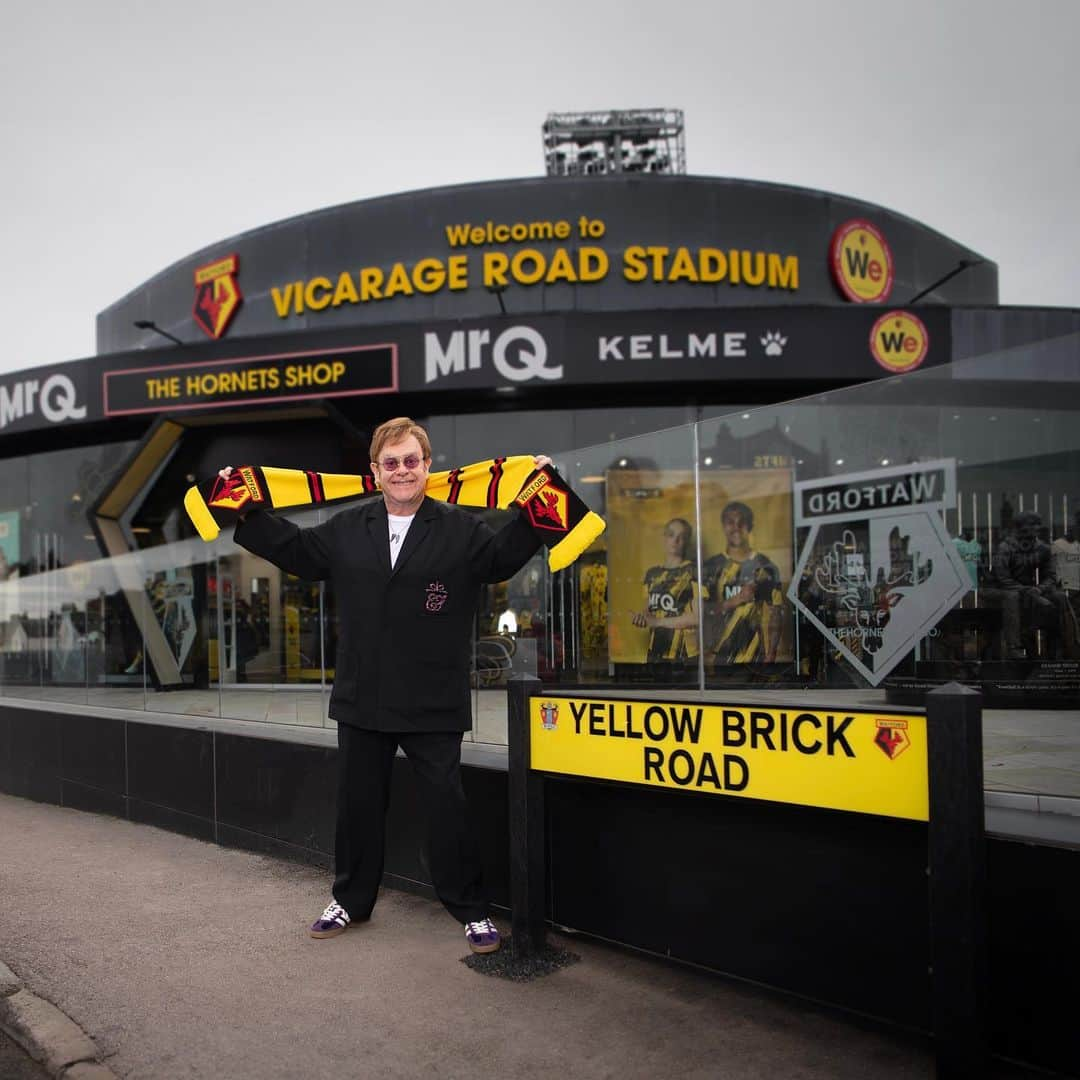 エルトン・ジョンのインスタグラム：「𝒴𝑒𝓁𝓁𝑜𝓌 𝐵𝓇𝒾𝒸𝓀 𝑅𝑜𝒶𝒹. 💛  @eltonjohn has given his blessing to the re-naming of Occupation Road in tribute to his stellar career as a musician & life-long love of Watford FC. ⭐  “Using ‘Yellow Brick Road’ is a really fantastic, clever way for supporters to have played their part in recognising a time when I was here pretty much every day – on this amazing journey with Graham Taylor,” said Elton.  “As I’ve said many times before, Watford Football Club has done more for me in my lifetime than I ever did for it.”」