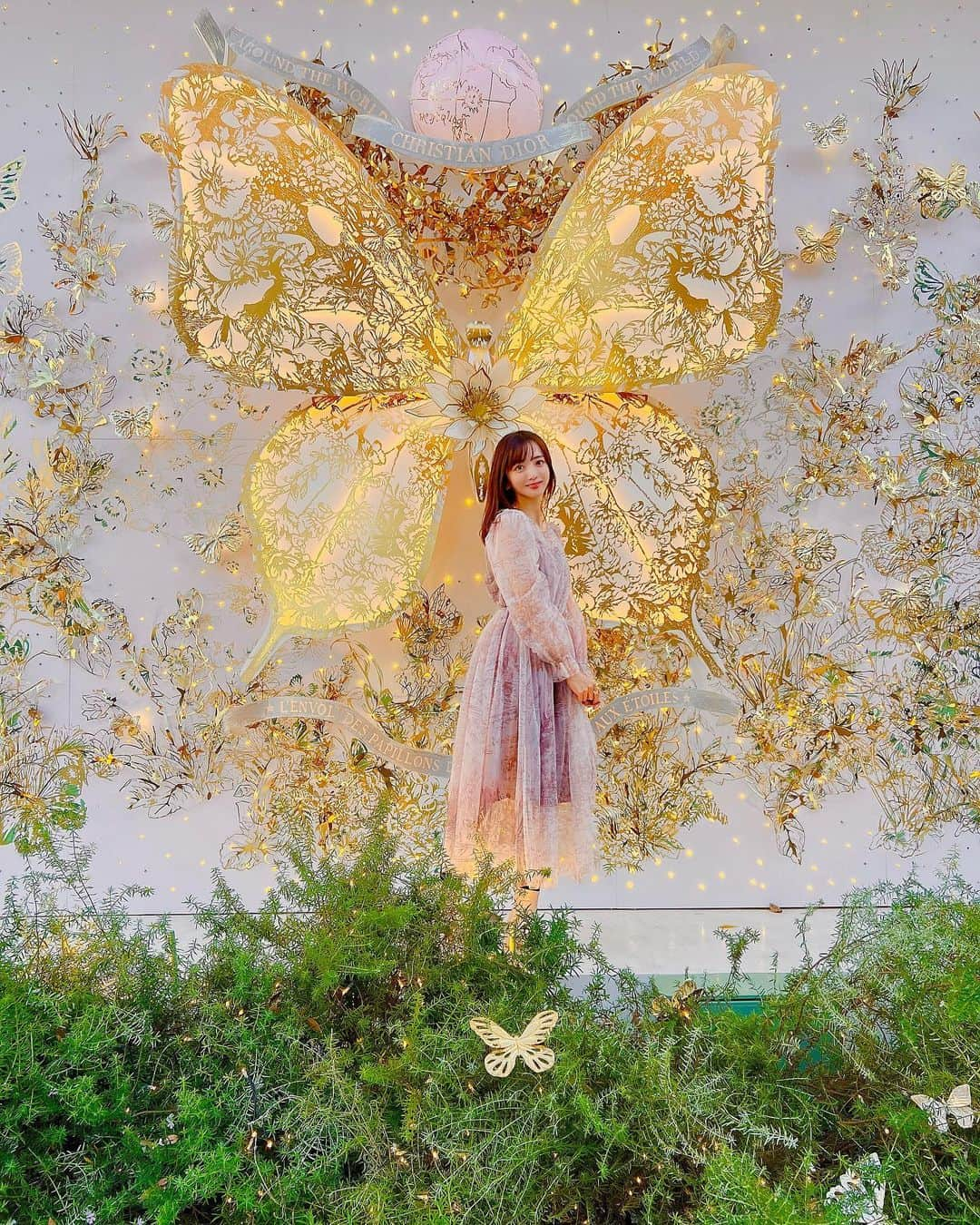 ゆうたむさんのインスタグラム写真 - (ゆうたむInstagram)「表参道 DIOR ホリデー🎄🦋  表参道交差点の所に人が沢山😳🤍  DIORのホリデーポップアップイベント会場がありました✨✨✨  すごくキラキラしてたけど 夜のほうがきっと綺麗だろうなぁ🌃😳  今日は昼間暖かくてワンピ1枚でいけました😊👗 久しぶりのお友達と会えて嬉しかった🫖☕️👭  #表参道dior #dior表参道 #dior #ディオールホリデー  #ディオール  #クリスマスツリー #表参道イベント」11月28日 22時04分 - yuutamu_non