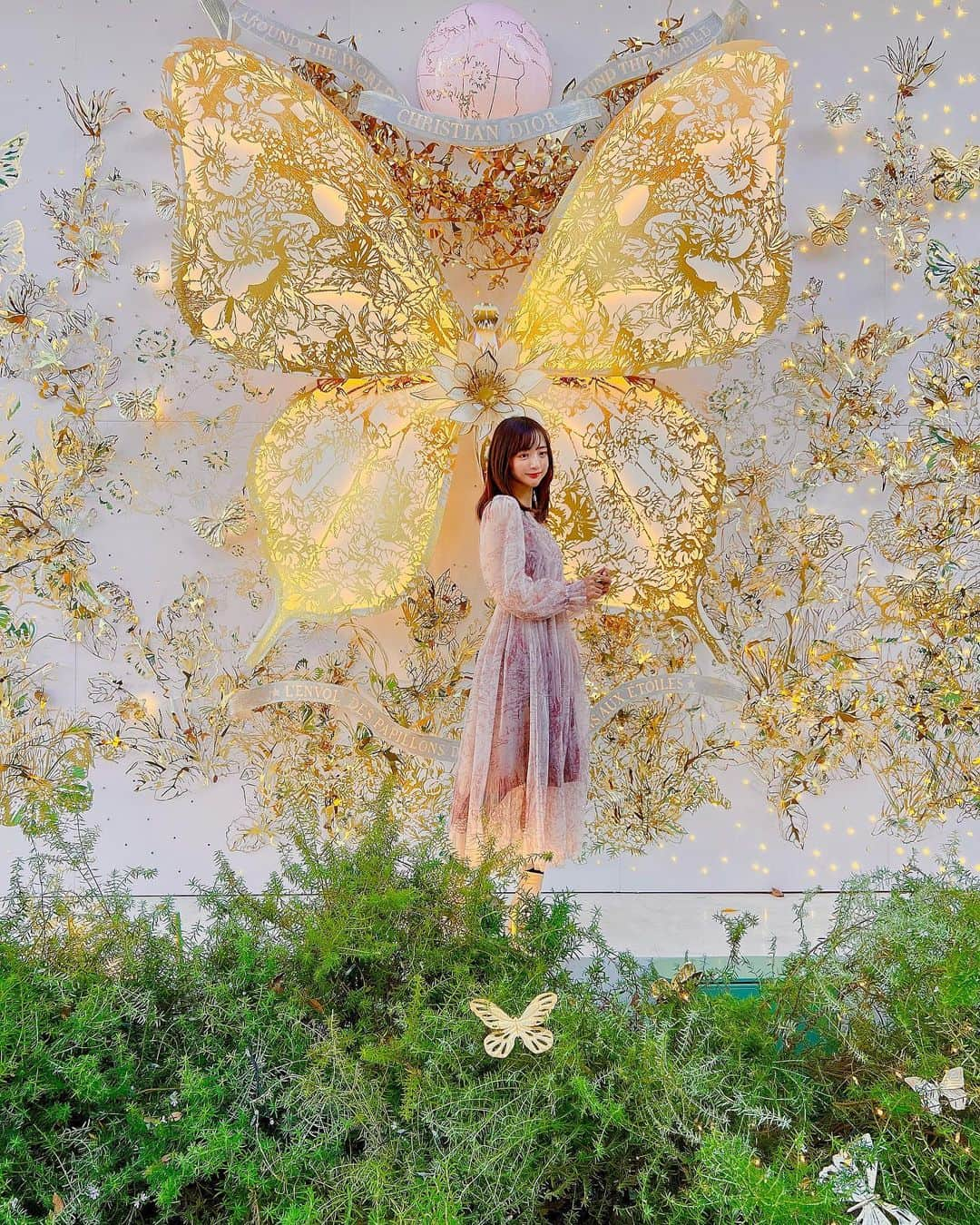 ゆうたむさんのインスタグラム写真 - (ゆうたむInstagram)「表参道 DIOR ホリデー🎄🦋  表参道交差点の所に人が沢山😳🤍  DIORのホリデーポップアップイベント会場がありました✨✨✨  すごくキラキラしてたけど 夜のほうがきっと綺麗だろうなぁ🌃😳  今日は昼間暖かくてワンピ1枚でいけました😊👗 久しぶりのお友達と会えて嬉しかった🫖☕️👭  #表参道dior #dior表参道 #dior #ディオールホリデー  #ディオール  #クリスマスツリー #表参道イベント」11月28日 22時04分 - yuutamu_non