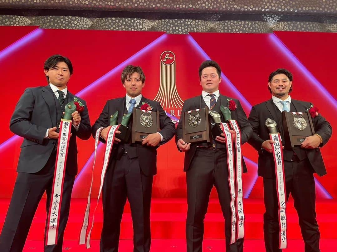 東克樹のインスタグラム：「本日はNPBAwardでした。 めちゃくちゃ緊張しました。  #npb   #npbaward  #2023  #横浜denaベイスターズ   #ベイスターズ  #ペンギン  #ネクタイ  #気付きましたか  #僕の  #ベストナイン  #に不満があるみたいですが  #僕に言われましても」