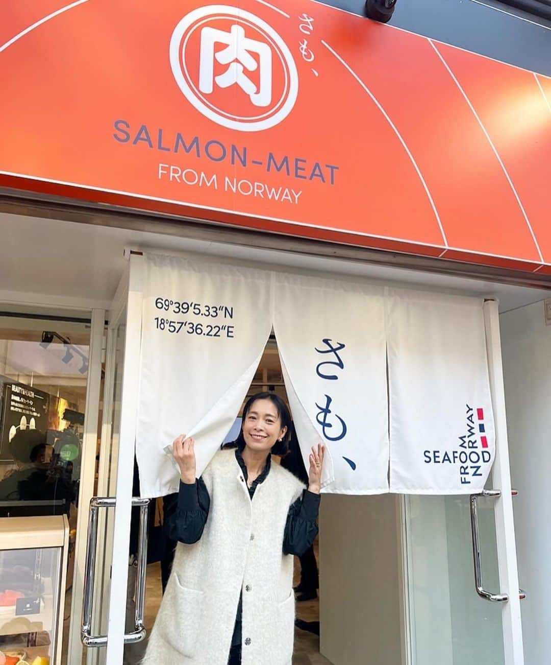 AYUMIのインスタグラム：「ノルウェー産の立派なサーモン🇳🇴 @norwayseafoodjp  このノルウェーサーモンを渋谷で無料で食べられる！  ノルウェーサーモンはスーパーフードとも言われていて タンパク質、オメガ3、各種ビタミンが含まれ 抗酸化成分が高い✨  脂の乗りが良く旨みたっぷりのヘルシーでジューシーな ノルウェーサーモンはもちろん生で安全・安心に 食べられます  この肉厚なサーモンをお肉のように調理しても美味しくて 生食もできるサーモンはレアな食感でも楽しめる✨  ⚪︎サーモンステーキ（サモテキ） ⚪︎サーモンカツ（サモカツ） ⚪︎サーモン南蛮（サモタル）  これは新しいサーモンの食べ方ですね お家でも作ってみよう♪  〝いい肉の日〝11月29日にあわせて 12月2日（土）まで期間限定で渋谷のセンター街に ノルウェーサーモンの「さも、肉屋」のお店 【さも、肉屋】がオープンしています  そして、な、な、なんと！ 期間中1129名の方に  ⚪︎サモテキ　⚪︎サモカツ　⚪︎サモタル のどれかを無料で配布  ノルウェーサーモンのポーションという最高に美味しい部位を使って調理されたジューシィで肉厚な美味しいノルウェーサーモンをぜひ食べてみてください♪  とっても美味しいよぉ〜😊✨  11月28日〜12月2日（土）（11時〜18時）  東京都渋谷区宇田川町16-8 渋谷センタービル・1F 【さも、肉屋】    #ノルウェーサーモン #サモ肉 #seafoodfromnorway」