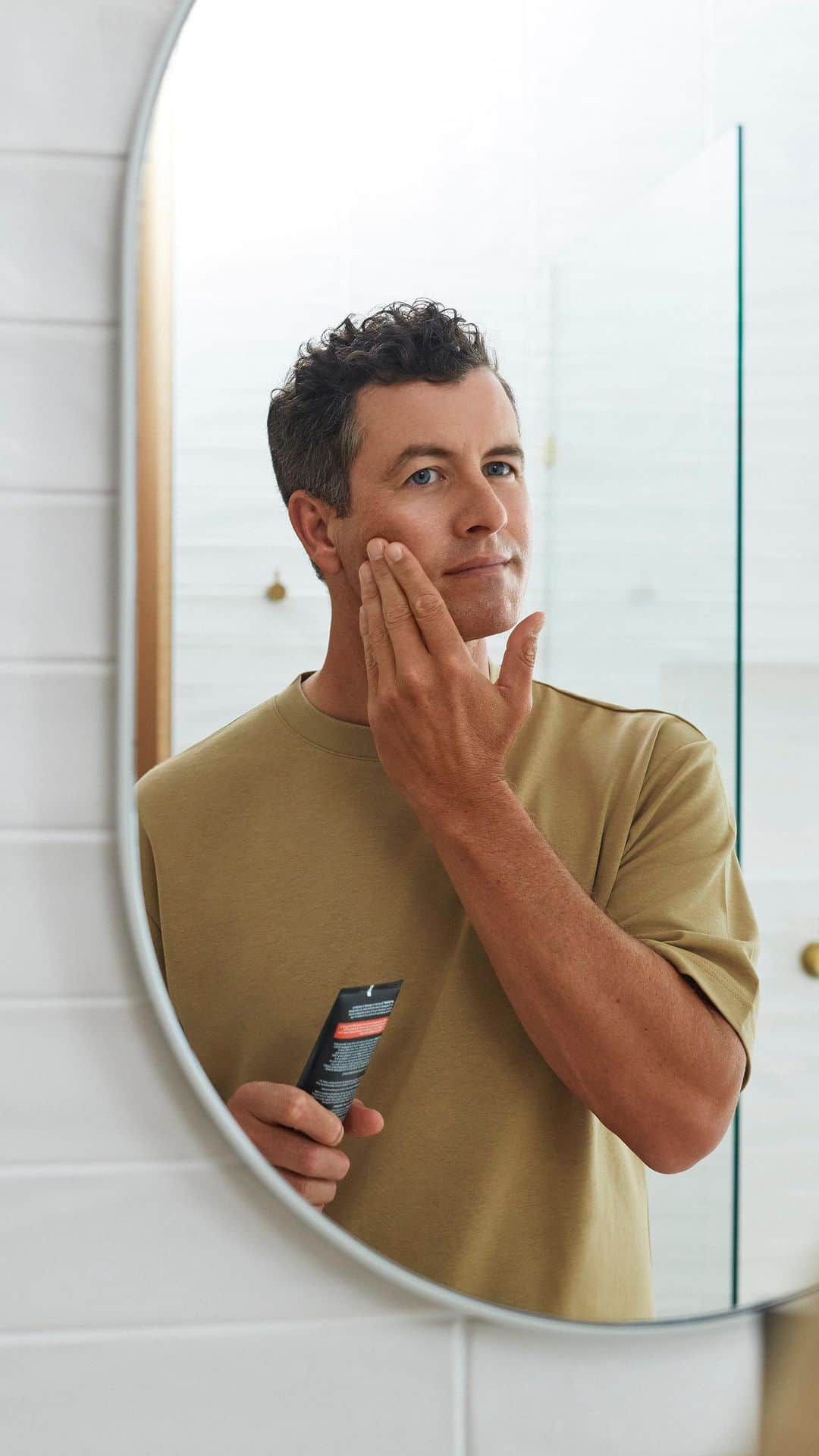 アダム・スコットのインスタグラム：「I am proud to be the ambassador of such an iconic Australian brand to support the launch of Men’s SPF.   Sunscreen is a small step with a big impact on your health.  In Australia, melanoma is more commonly diagnosed in men than women. I am happy to lend my experience and voice to my fellow Aussies about the importance of protecting your skin from UV damage.   ALWAYS READ THE LABEL. FOLLOW THE DIRECTIONS FOR USE. Apply 20 minutes before sun exposure. Sunscreen is only one part of sun protection so wear protective clothing and seek shade. Avoid prolonged sun exposure. Reapply every 2 hours and after swimming, towelling and perspiring in accordance with directions. #ad #paidpartnership #adamscottxcancercouncil」