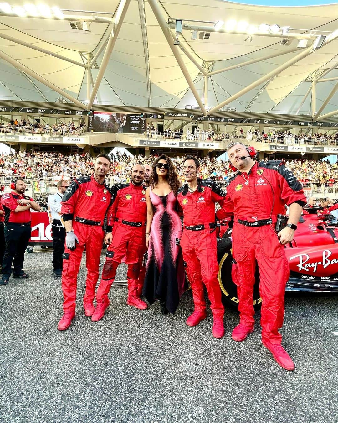 プリヤンカー・チョープラーさんのインスタグラム写真 - (プリヤンカー・チョープラーInstagram)「F1 weekend in Abu Dhabi 🏎️ Thank you @visitabudhabi for being an amazing host. #AbuDhabiGP   #ad」11月28日 22時06分 - priyankachopra