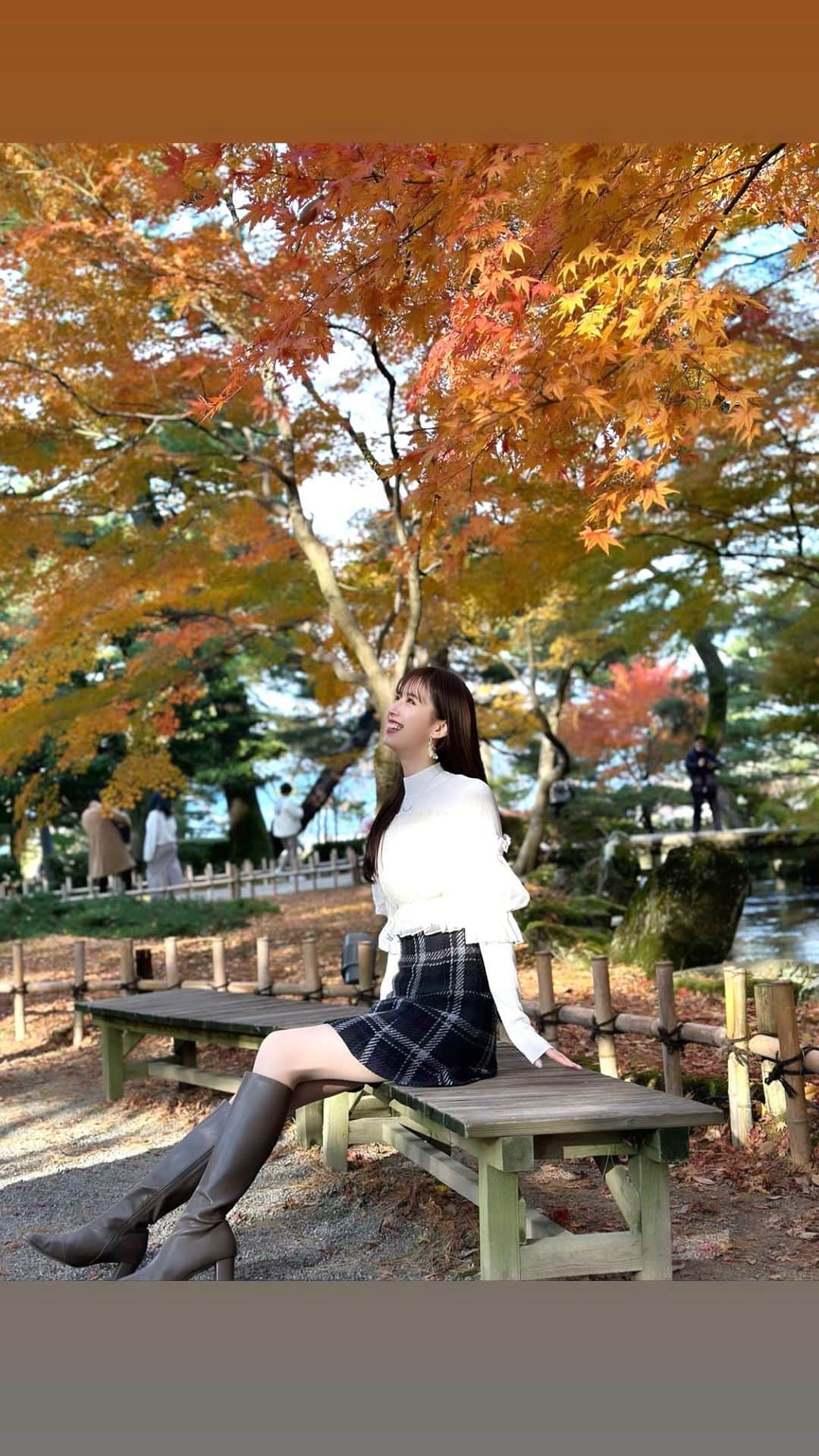 阿部菜渚美のインスタグラム：「金沢旅で紅葉を🍁  石川県お邪魔しました🙏✨ 金沢はどこも雰囲気が落ち着いていて ご飯も美味しくとても癒されました🥺🌾  兼六園の紅葉と、気温は少し寒かったけど 空気が澄んでいて自分から出る白い息に 秋冬を感じました☃️晴れていて良かった！ 格好だけは一人前なビリヤードと 思いの外豪速球なダーツを添えて..🎯♨️  #石川県 #石川観光 #金沢 #金沢旅行 #金沢観光  #兼六園 #兼六園紅葉 #紅葉 #紅葉スポット #秋旅」