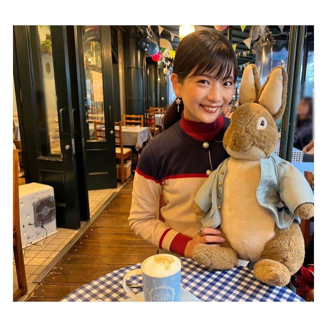 美蘭レンナさんのインスタグラム写真 - (美蘭レンナInstagram)「. . . お江戸かふぇ旅✈️Part2  ようちゃんと💓💓 1〜4枚目 念願の代々木上原にある"小楽園" @shorakuen_tokyo へ☺️ 世界観が徹底してて、めちゃくちゃ可愛かったです♡  5枚目 世田谷代田のおしゃれカフェ☕️ 「めっちゃ東京って感じ！」 っていう 地方出身者丸出しのコメントばっかり言ってて 恥ずかしかったけど、 本当にザTOKYOなお店が沢山ありました😍☕️  6〜9枚目 前から行きたかった 自由が丘のピーターラビットカフェ☕️🐰 @peterrabbit.jp お席ごとにピーターがいて、 絵本が置いてあって、めちゃくちゃ可愛かった❤️  どんだけお茶するねんという感じですが、 せっかくお江戸に行くなら行きたいお店に行こう！ と思って行ってみました☺️✨  受けたかったキャンドルLessonも受けられたし、 会いたかった友達にも会えて、 とっても幸せなお江戸旅でした😊  旅はまだ続く✈️🍎 . . . #東京#旅#東京観光#旅行#東京カフェ #カフェ巡り#カフェ巡り好きな人と繋がりたい #ピーターラビットカフェ#紅茶#紅茶のある暮らし #edo#tokyo#tokyocafe#trip」11月28日 22時07分 - renna_miran33