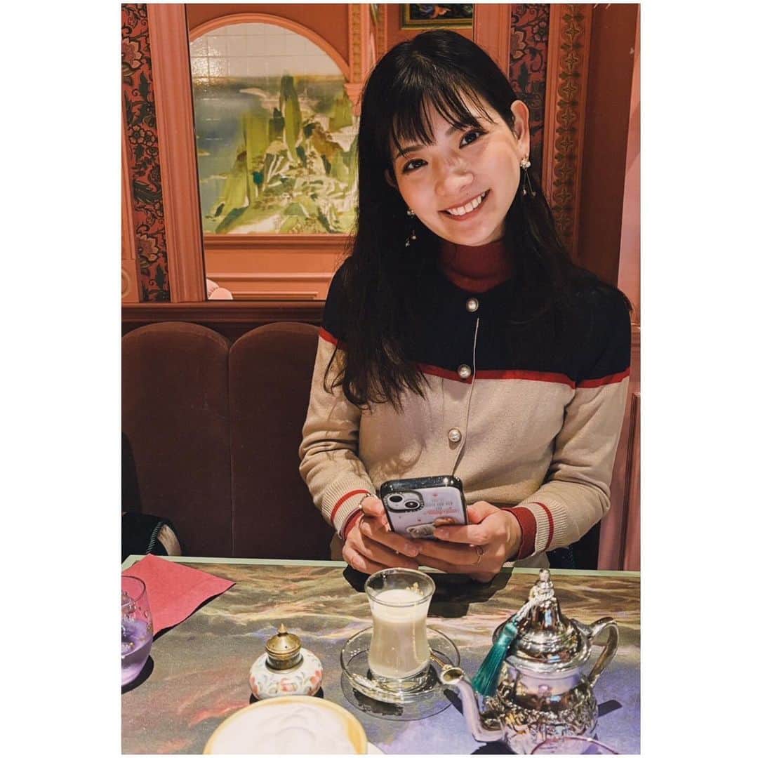 美蘭レンナさんのインスタグラム写真 - (美蘭レンナInstagram)「. . . お江戸かふぇ旅✈️Part2  ようちゃんと💓💓 1〜4枚目 念願の代々木上原にある"小楽園" @shorakuen_tokyo へ☺️ 世界観が徹底してて、めちゃくちゃ可愛かったです♡  5枚目 世田谷代田のおしゃれカフェ☕️ 「めっちゃ東京って感じ！」 っていう 地方出身者丸出しのコメントばっかり言ってて 恥ずかしかったけど、 本当にザTOKYOなお店が沢山ありました😍☕️  6〜9枚目 前から行きたかった 自由が丘のピーターラビットカフェ☕️🐰 @peterrabbit.jp お席ごとにピーターがいて、 絵本が置いてあって、めちゃくちゃ可愛かった❤️  どんだけお茶するねんという感じですが、 せっかくお江戸に行くなら行きたいお店に行こう！ と思って行ってみました☺️✨  受けたかったキャンドルLessonも受けられたし、 会いたかった友達にも会えて、 とっても幸せなお江戸旅でした😊  旅はまだ続く✈️🍎 . . . #東京#旅#東京観光#旅行#東京カフェ #カフェ巡り#カフェ巡り好きな人と繋がりたい #ピーターラビットカフェ#紅茶#紅茶のある暮らし #edo#tokyo#tokyocafe#trip」11月28日 22時07分 - renna_miran33