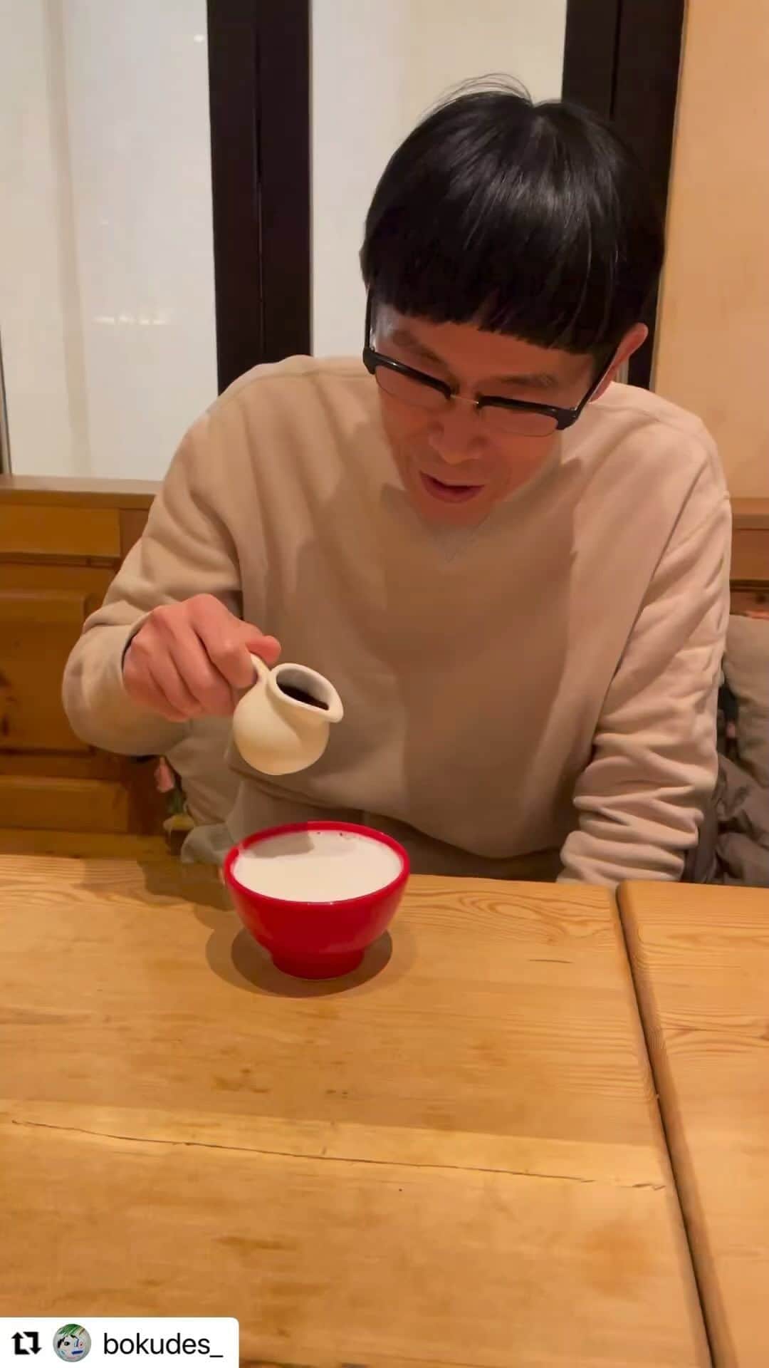 朝倉世界一のインスタグラム：「本番がたのしみ！  Repost @bokudes_  ・・・ さるフェス打合せ恒例、 しりあがり寿さんをチョコレートアートで描く朝倉世界一センセ。次回は深海コーナー「血と肉似顔絵」での参加ですー。 #さるフェス」