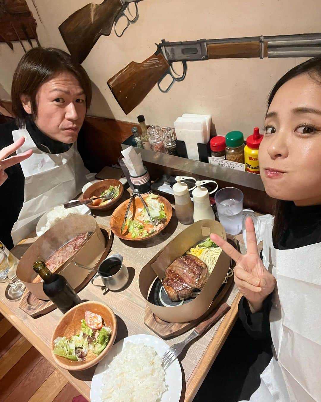 加島ちかえさんのインスタグラム写真 - (加島ちかえInstagram)「夫婦ではじめての吉祥寺ぶらり。 もうおとといのお話になりますがw  漫画家、上條淳士さんの 画業40周年記念展にお邪魔してきました🧑‍🎨✨  一瞬で少年時代にタイムスリップした城咲少年👦 キラキラわくわくが止まらない様子でした🤣✨  人生で影響を受けた大好きな漫画と その先生に逢えてよかったね♡  大好きなBUCK-TICKさん あっちゃんこと、櫻井敦司さんにも 逢えてよかったね♡  上條先生、青春を城咲少年にくれて ありがとうございます♡  初版を大切に未だに保管してあるそうなので 私も読んでみたいと思いますっ📕✨  お声をかけてくださった方々も ありがとうございました♡  夫の心が満たされたあとは 嫁の腹を満たしに。笑 ステーキハウス 300グラムの赤身ステーキ🍖完食🤪w  吉祥寺、また行きたいなぁっ🙋🙋‍♀️  #吉祥寺 #上條淳士 #漫画家  #城咲仁 #ジンチカ #商店街巡り #夫婦デート」11月28日 22時08分 - chikaekashima