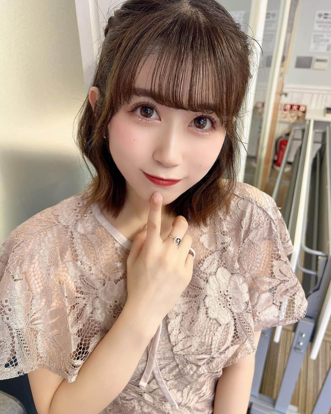 有川結女のインスタグラム：「楽しいこととかなんでも共有したいタイプです💐💐 よろしくねෆ˚*ふふふ☺︎  こういう雰囲気の服も好きかな？💭 #fashion #アイドル #ヘアスタイル #編み込み #ハーフアップ #ボブアレンジ #ヘアカラー #透明感カラー #ブルベ#結婚式コーデ」