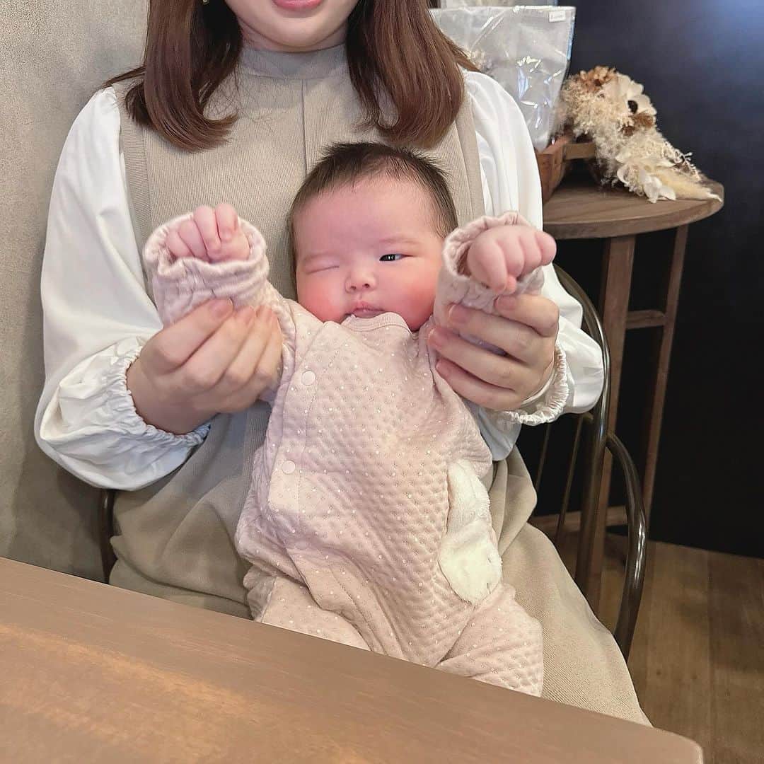 春野絵美莉さんのインスタグラム写真 - (春野絵美莉Instagram)「今日も一日お疲れ様です ˘͈ᵕ˘͈  お写真は、お姉ちゃんの赤ちゃんのあいりちゃん👶🏻🍼  寝る前に写真見てたら癒された𓂃 𓈒𓏸  この間の妊婦健診のあと、中学の同級生とお姉ちゃんとあいりちゃんとランチしたんだ🍽️  私パスタ頼んだんだけど、つわりなのかなんなのかよくわからない体調不良で、ほとんど友達に食べてもらっちゃった🥺  けど、幸せな時間だったなぁ୨୧*。  明日は2週間ぶりの妊婦健診なので、 今日は甘いもの取らないって決めてるんだ、、🥺🍰  おやすみなさい🐏.*  #マタニティライフ #第一子妊娠中 #ランチ」11月28日 22時08分 - emiri0101_