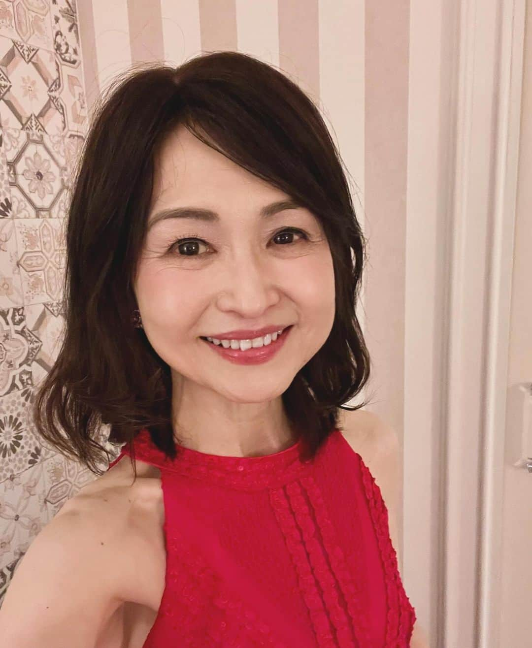 辛島美登里さんのインスタグラム写真 - (辛島美登里Instagram)「神戸でのDinner&Live一足早い幸せなクリスマス気分🎄 櫻井大介さん🎹と伊藤ハルトシさん🎸&🎻と共に 一部はちょっと弾けてパーティー気分、 二部は深い夜にまた違う自由度で歌わせていただきました。しばらく自粛していましたが、今回お客様のテーブルそばまで行けました。熱い拍手と手拍子、贅沢な時間をありがとうございました🤶⭐️🎄💕 #神戸ポートピアホテル」11月28日 22時19分 - midorikarashima