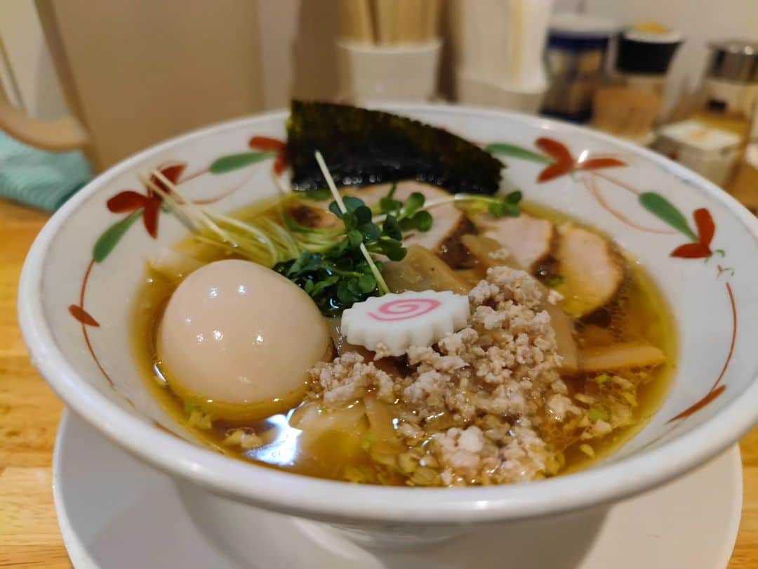 つけMen野郎のインスタグラム：「特製薄口醤油細麺 らーめん天神下大喜 ひたちなか行ってからの次は薄口細麺だよなぁ。志ん海で食べた醤油らーめんをトレースしてしまうのは致し方ない。やっぱり礎の一杯は分厚く感じるなぁ。香油で取るバランスもあればスープで取るバランスもあるんだなあ。どっちもおいしくて素晴らしい。 薄口太麺のマニアックなうまさもいいけれど、薄口細麺の美味しさもいいですね。特に特製にすると薄口細麺の幸福感がある。切立丼だとより口の狭さから豪華に見えますな。 偶にしか特製にしないけど今日の名回答だったな。」