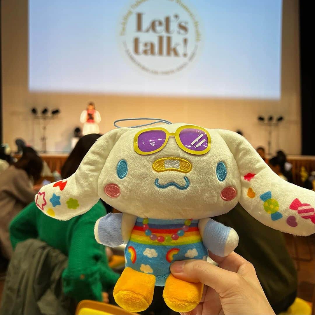 藤森香衣さんのインスタグラム写真 - (藤森香衣Instagram)「- 11月23日にピューロランドで行われた 「Let‘s talk !」のイベントに行ってきました😊  Let’s talk (レッツトーク)とは…  女性にまつわる話題の中で、「タブー」とされやすい課題について対話し、女性たちのQOL向上、エンパワーメントに貢献する世界的なムーブメント。  日本では2021年に初めてサンリオピューロランドで開催され、 2回目となる今年のテーマは「女性のがん」。  また、T-PEC @tpec_official のページに詳しく 書かせて頂きますが 私が初めて、子宮頸がんのイベントに参加した 時とは だいぶ女性の考え方が変わっていて 実りの多い時間でした🎀  #子宮頸がん #ハロースマイル #キティちゃん  #サンリオ #サンリオピューロランド #レッツトーク #婦人科 #女性 #乳がん」11月28日 22時13分 - kaefujimori