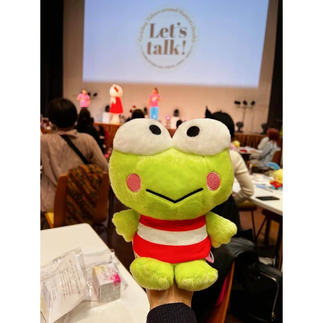 藤森香衣さんのインスタグラム写真 - (藤森香衣Instagram)「- 11月23日にピューロランドで行われた 「Let‘s talk !」のイベントに行ってきました😊  Let’s talk (レッツトーク)とは…  女性にまつわる話題の中で、「タブー」とされやすい課題について対話し、女性たちのQOL向上、エンパワーメントに貢献する世界的なムーブメント。  日本では2021年に初めてサンリオピューロランドで開催され、 2回目となる今年のテーマは「女性のがん」。  また、T-PEC @tpec_official のページに詳しく 書かせて頂きますが 私が初めて、子宮頸がんのイベントに参加した 時とは だいぶ女性の考え方が変わっていて 実りの多い時間でした🎀  #子宮頸がん #ハロースマイル #キティちゃん  #サンリオ #サンリオピューロランド #レッツトーク #婦人科 #女性 #乳がん」11月28日 22時13分 - kaefujimori