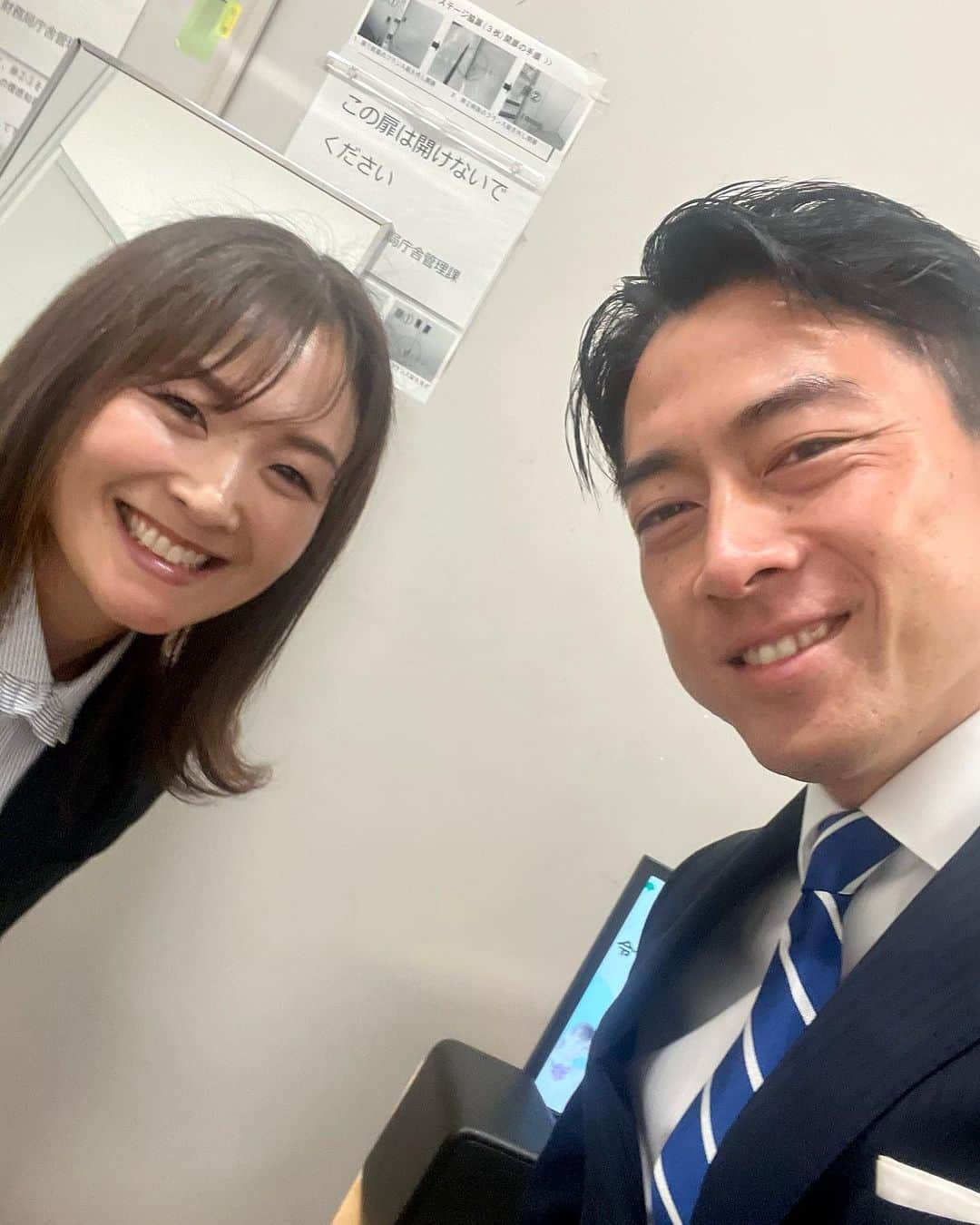 小泉進次郎のインスタグラム：「今日は東京都のこどもスマイルムーブメント大賞の表彰式にゲスト参加。アンバサダーでパラアスリートの谷真海さんと一緒でした。谷さんは私と同い年ですが、二人の子育て経験は先輩にあたります。  今日の受賞団体の皆さんはそれぞれ素晴らしい取り組みをされていましたが、その中でもベビーカーシェアリングは個人的にももっと広まってほしいと思いました。なぜなら、以前家族でテーマパークに行った時にベビーカーのレンタルをしようと思ったら17時までのサービスで利用出来ず、息子をずっと抱っこしなくてはならずヘトヘトになった経験があったからです。  女性も男性も育児と仕事が両立しやすいように、様々なサービスやツールが広がり、少しでも楽に、負担が軽くなる環境が整うように後押ししていきます。  #東京都 #小池百合子 #都知事 #こどもスマイルムーブメント #谷真海 #パラアスリート #小泉進次郎 #育休 #育業 #ベビーカーシェアリング」