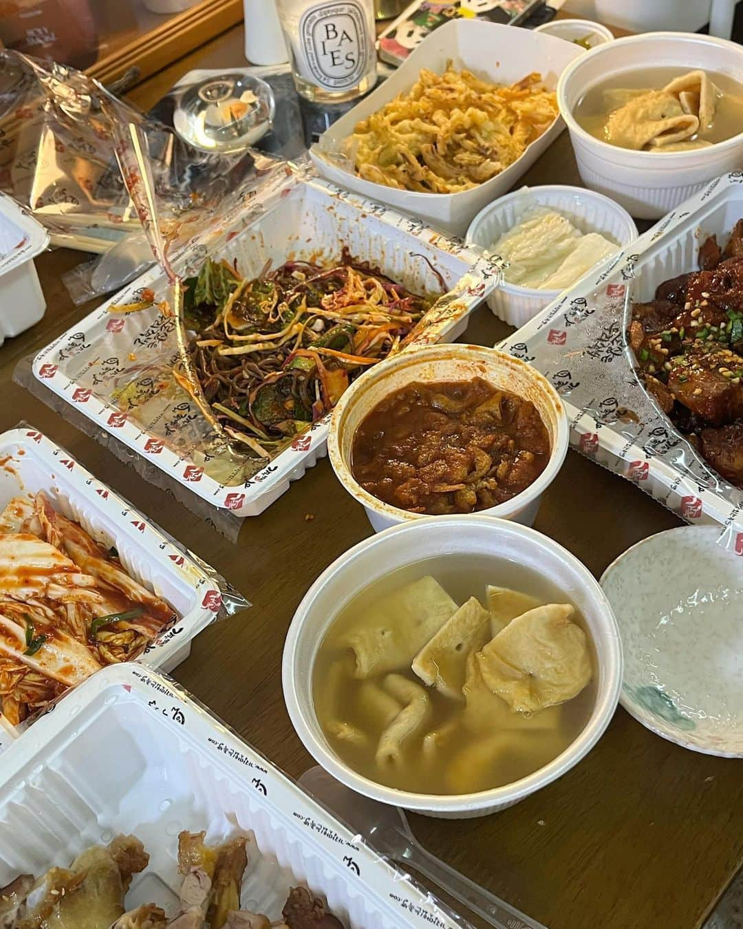 ヨンジョンさんのインスタグラム写真 - (ヨンジョンInstagram)「그냥 집에서 맛있는 거 먹자며 이 언니 때문에 미쵸.. 🫶🏻 내 얼굴 나온 현수막 언제 받아보냐며✨  밤새 떠들다 지쳐 잠든 날」11月28日 22時13分 - y__eonj