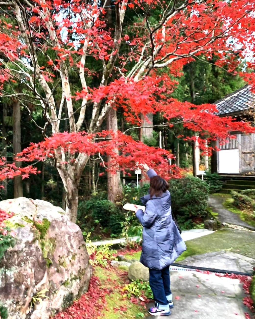 松野行秀さんのインスタグラム写真 - (松野行秀Instagram)「昨日は新潟に入る途中、五泉市の永谷寺様をお参りさせて頂きました✨  (永谷寺様ホームページ) https://sites.google.com/view/gosen-yokokuji  有り難いことに、今回もご住職の東玄様から心のこもった田代純子の当病平癒、家門繁栄、諸災消除を祈念したご祈祷を賜りました🙏  すっかり冬支度を終えた境内には、観音経の一節が刻まれた晋山式記念の角塔婆が建立されており、永谷寺を訪れる参拝者を優しく見守っているようでした😊  『慈眼視衆生  福聚海無量』  お陰様で、田代純子共々心温まる有意義なひと時を過ごさせて頂きました😊  ご多忙中にもかかわらず、いつもと変わらぬご歓待を賜り深謝申し上げます🙏  覚念行秀　合掌  #新潟 #五泉市 #永谷寺 #曹洞禅宗 #歌うお坊さん #マッチョなお坊さん #当病平癒  #慈眼視衆生  #福聚海無量 #感謝」11月28日 22時13分 - g.matsuno